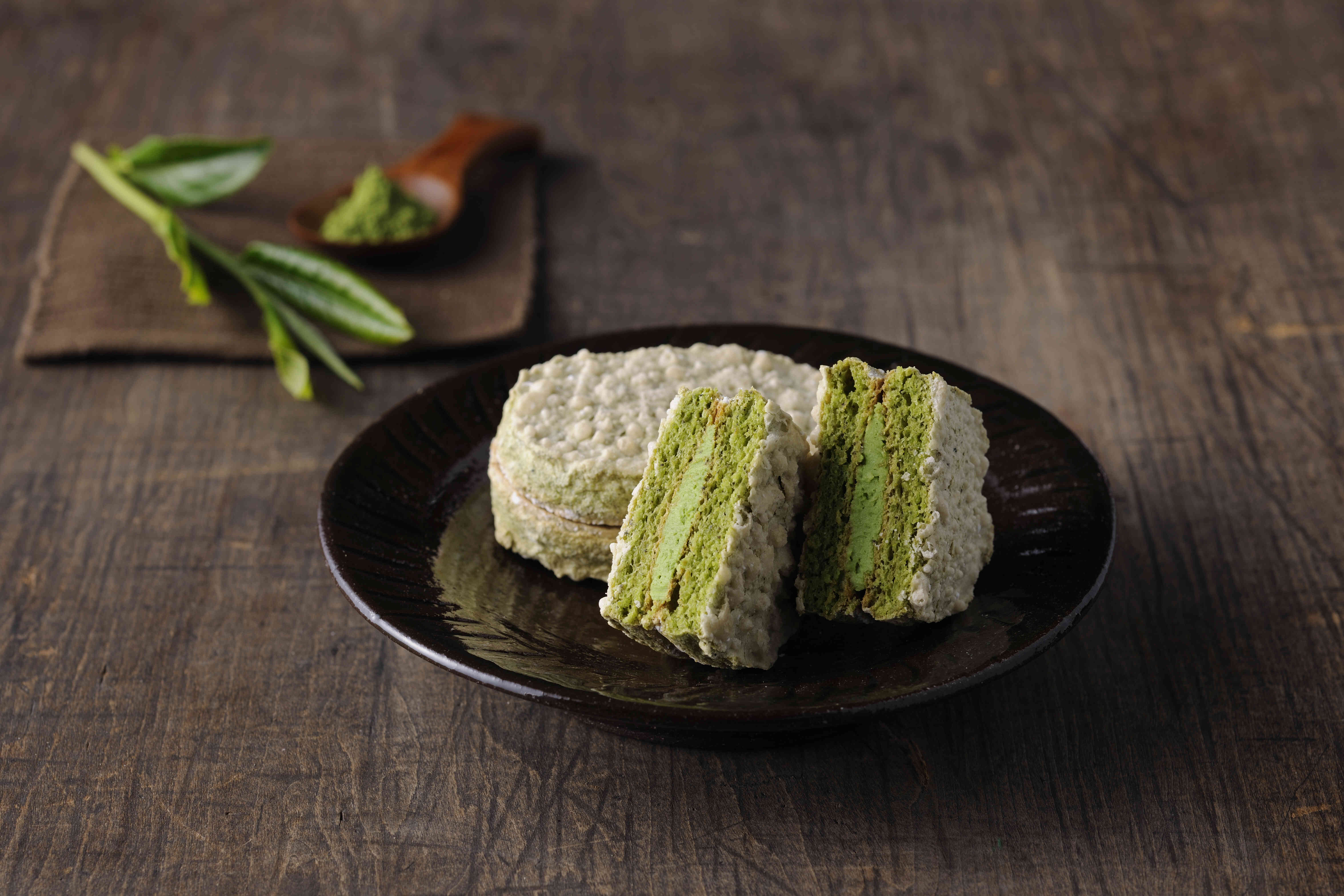 年25万個売れるお茶つぶダックワーズは一番人気商品。(1個113円から販売)