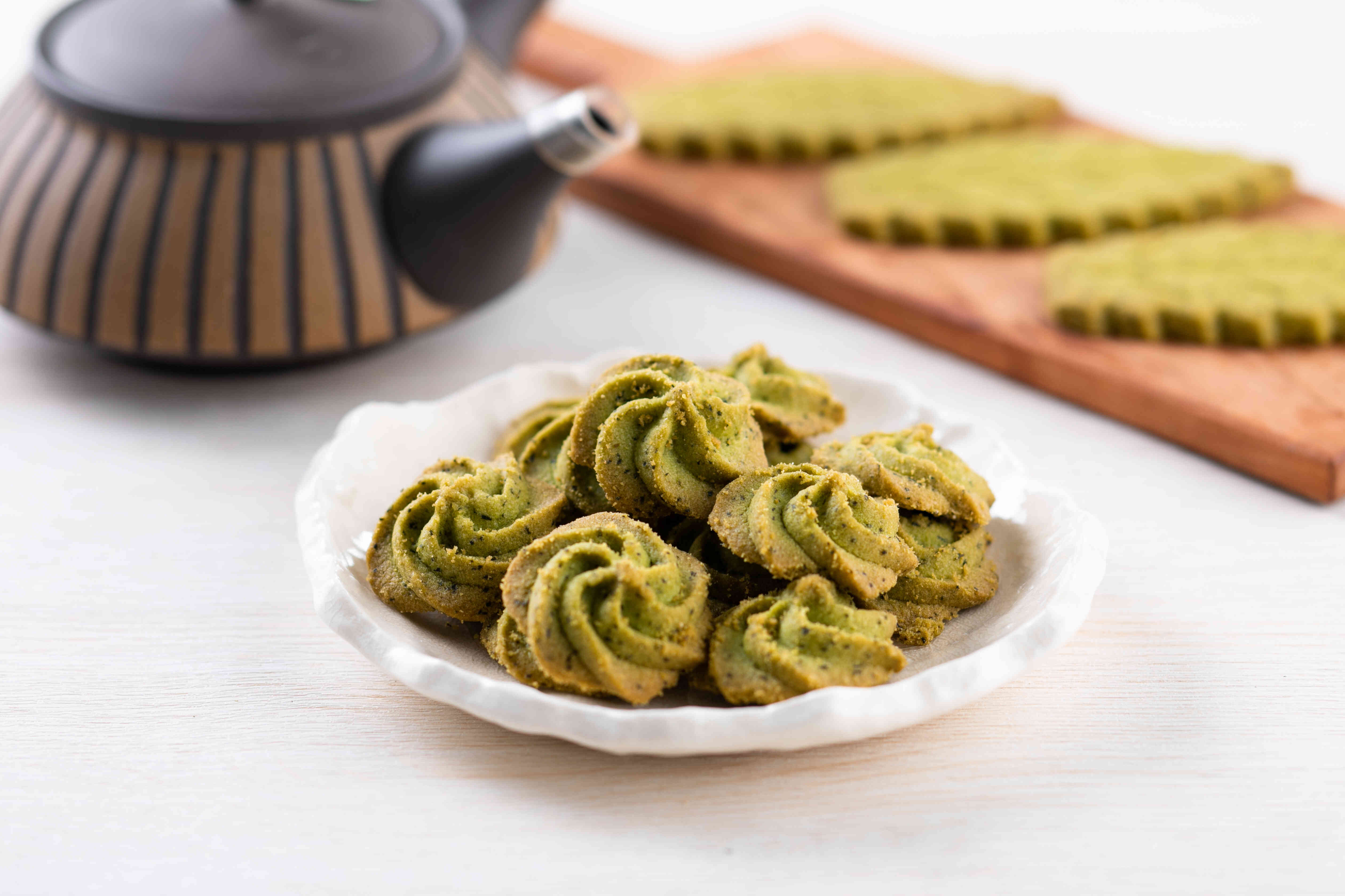 年8ｔ売れるお茶つぶクッキーはロングセラー商品。(50g216円から販売)