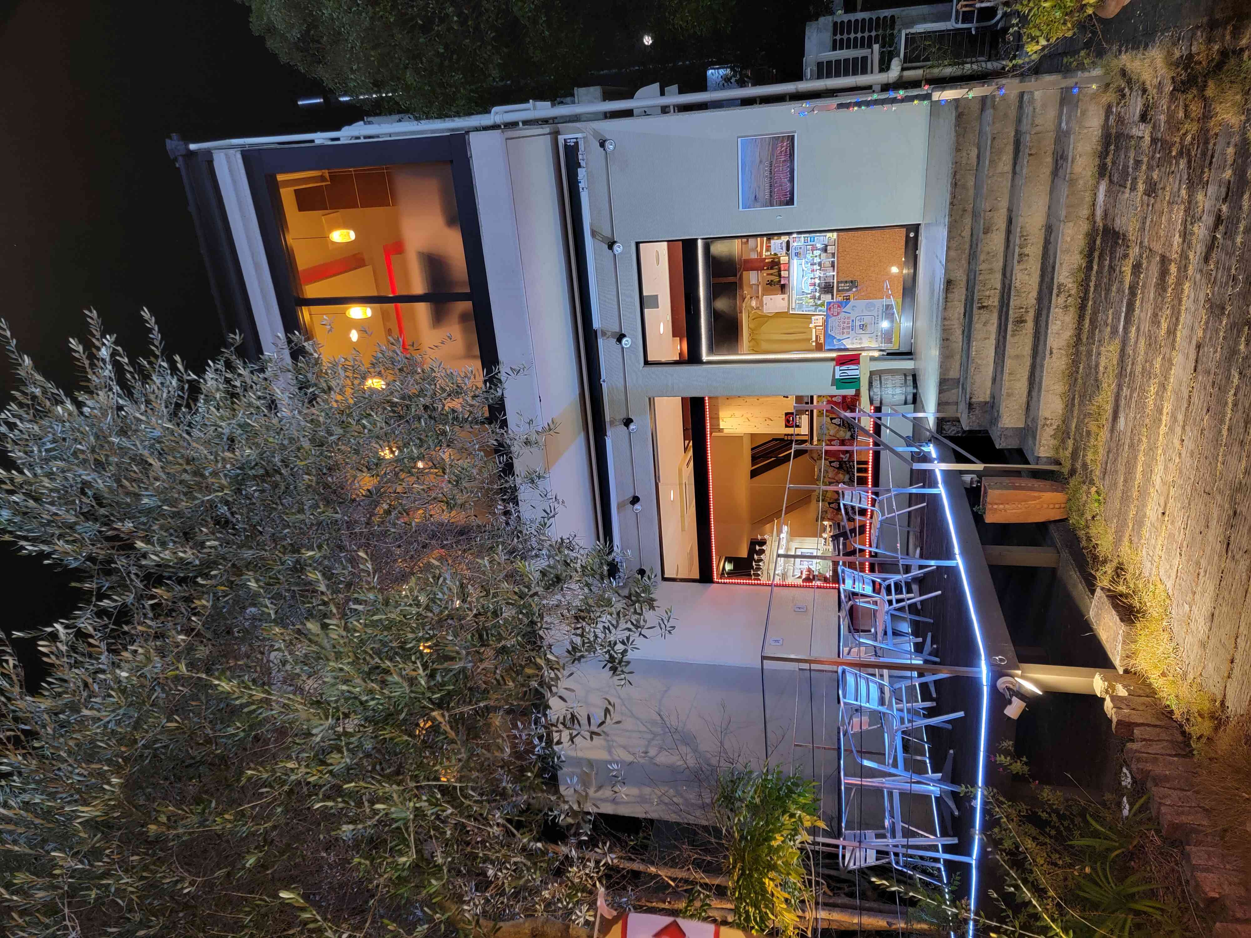 夜撮ったお店の外観です