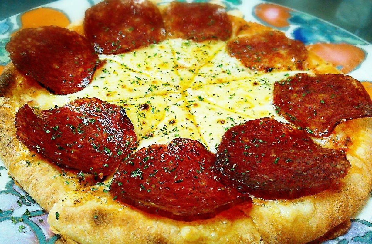 お子様に大人気の「イタリアンサラミピザ」大きなサラミがボリューミー