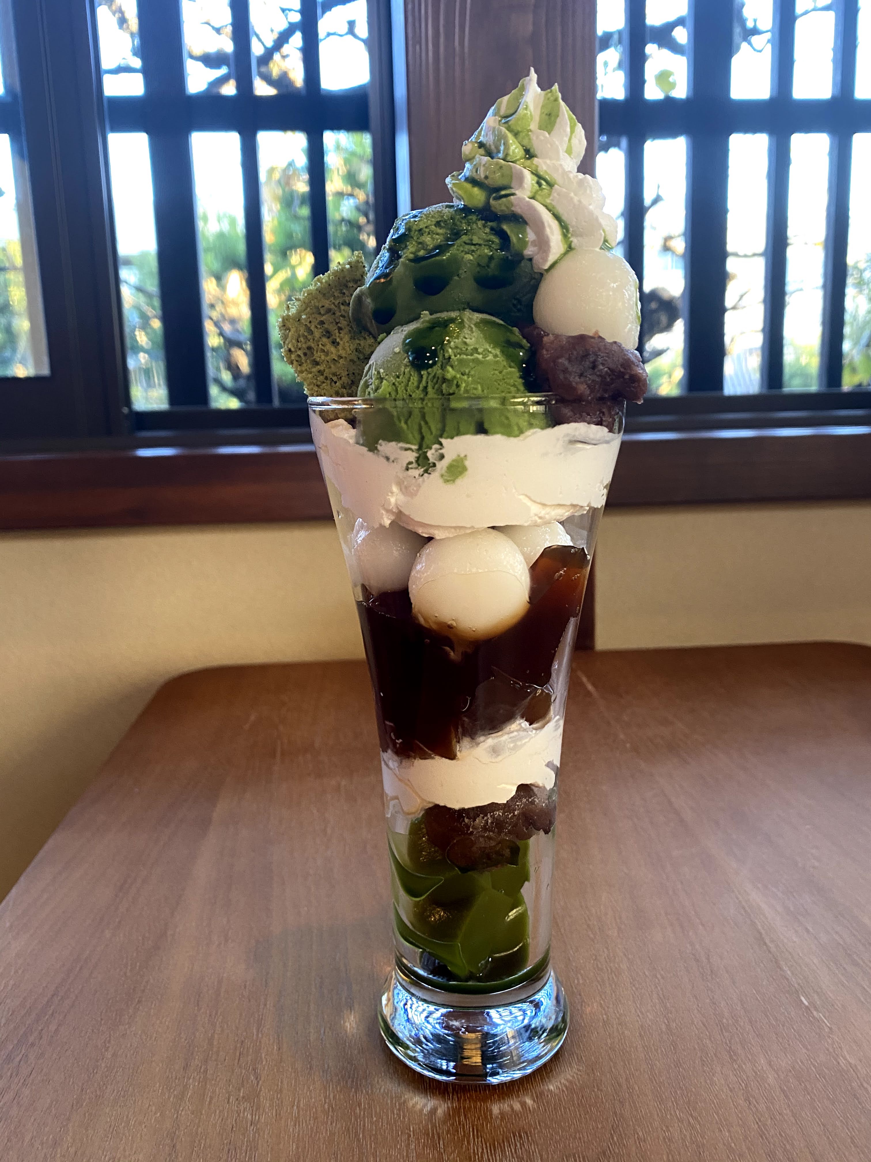 人気の抹茶パフェ税込968円ほうじ茶付