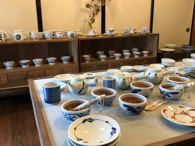 うつわに囲まれた喫茶スペースでゆっくりお過ごしください