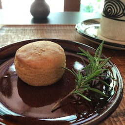 手しごとのうつわで飲む、お茶やコーヒーにはこだわりのお菓子付き