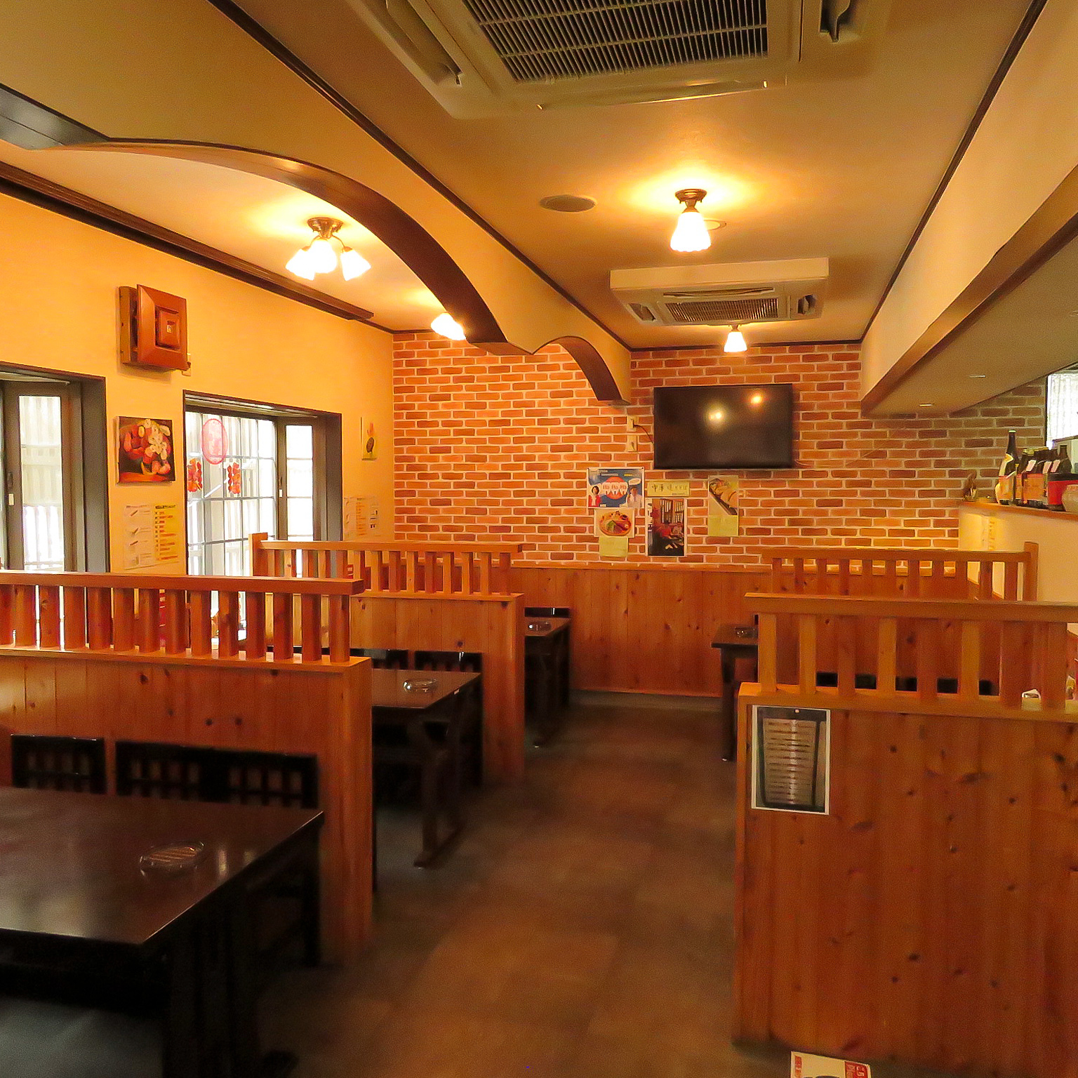「50種類以上の豊富なメニュー」「広々店内 席数50席以上 個室も完備」