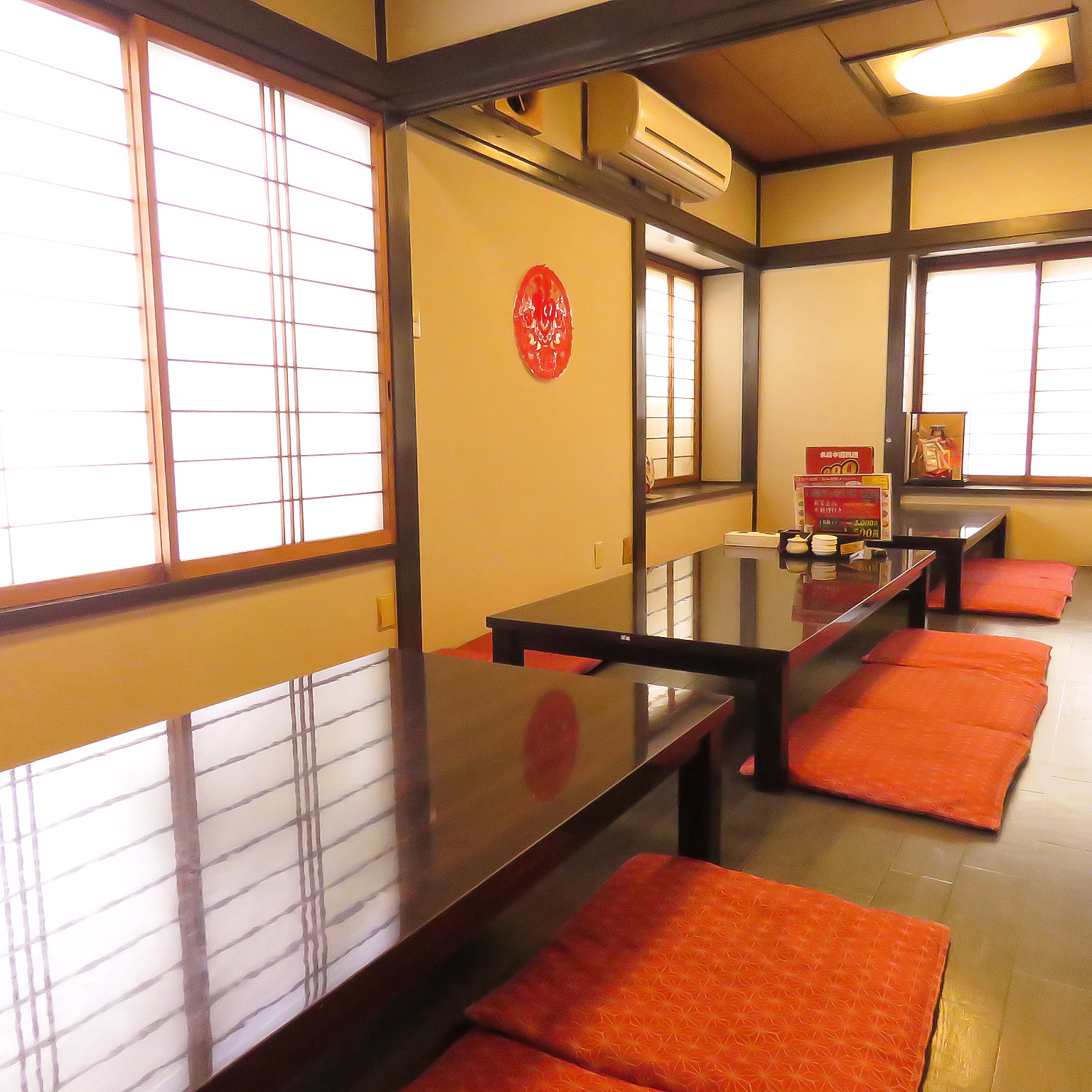 例)「大人気の生しらす丼」「30種類以上の豊富なメニュー」「広々店内畳席数40席以上 個室も完備」