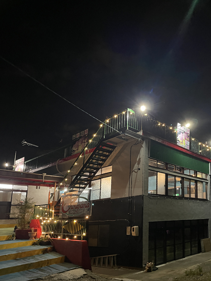 施設建物。
レストランは２階部分になります。