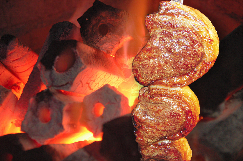 シュラスコ一番人気のお肉「ピカンニャ」は、イチボとして知られる希少肉です。
レンガの炉で炭火焼き。