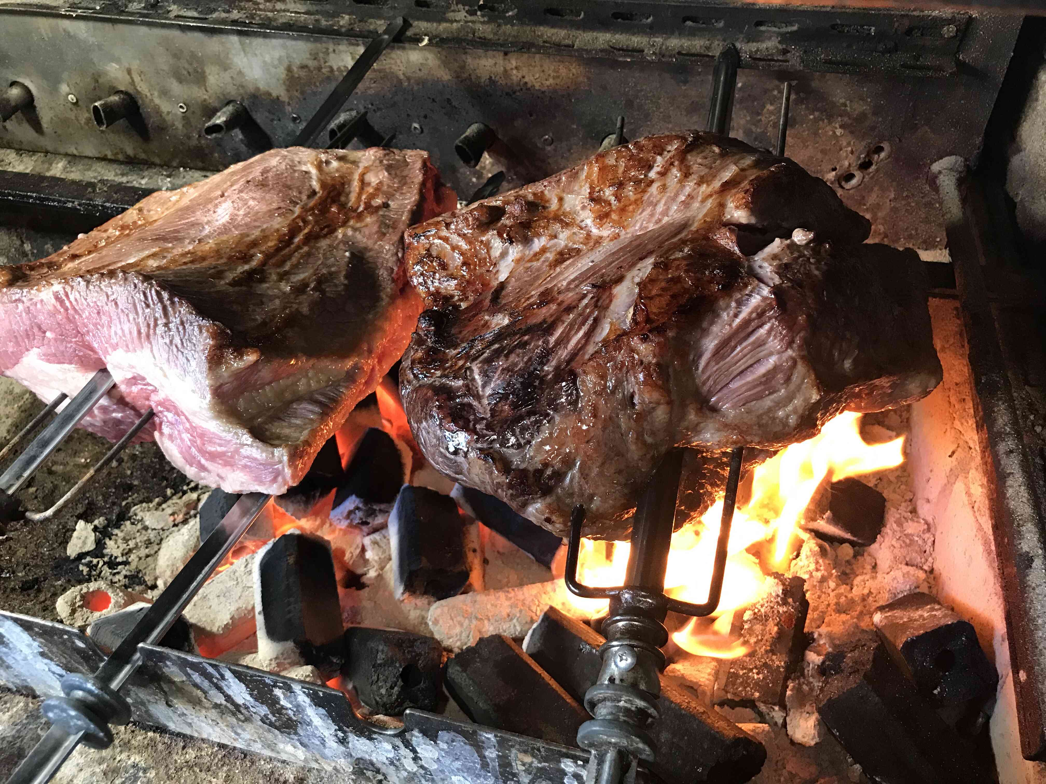 大きな塊肉は、何時間も掛けて炭火焼きします。