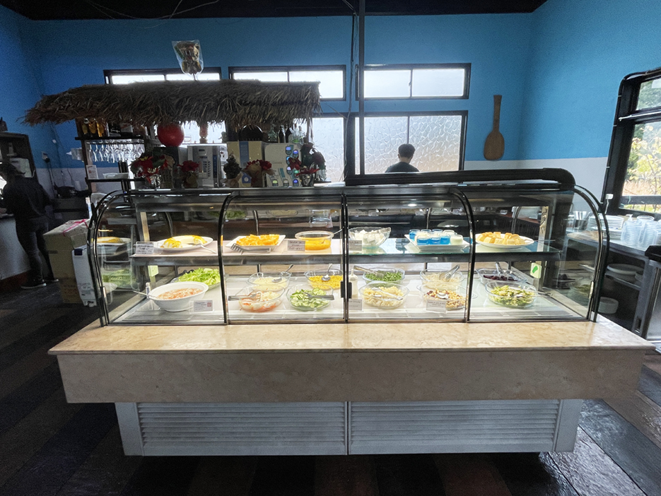常時15〜16種類のサラダやデザートが並ぶショーケース。こちらも全て食べ放題。