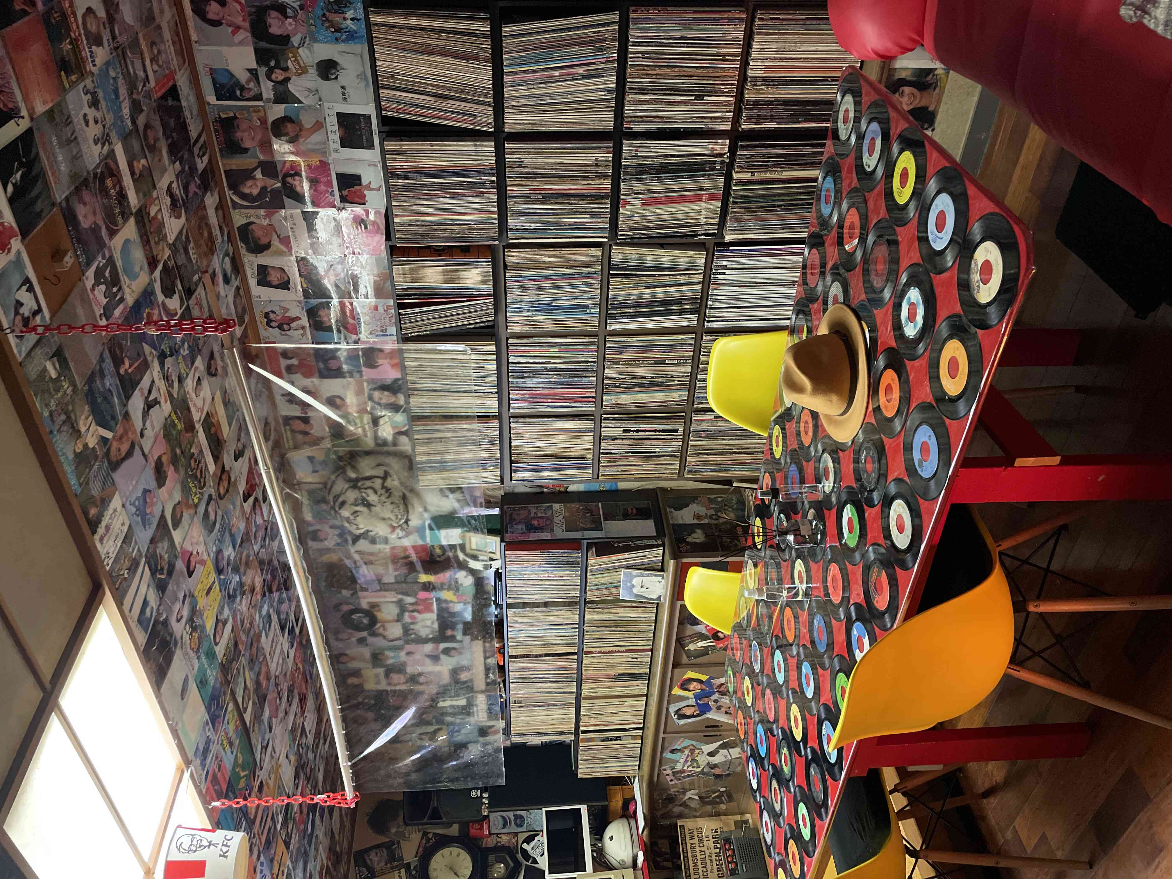 現在3000枚のレコードコレクション。リクエストに答えて、レコードが聴ける。