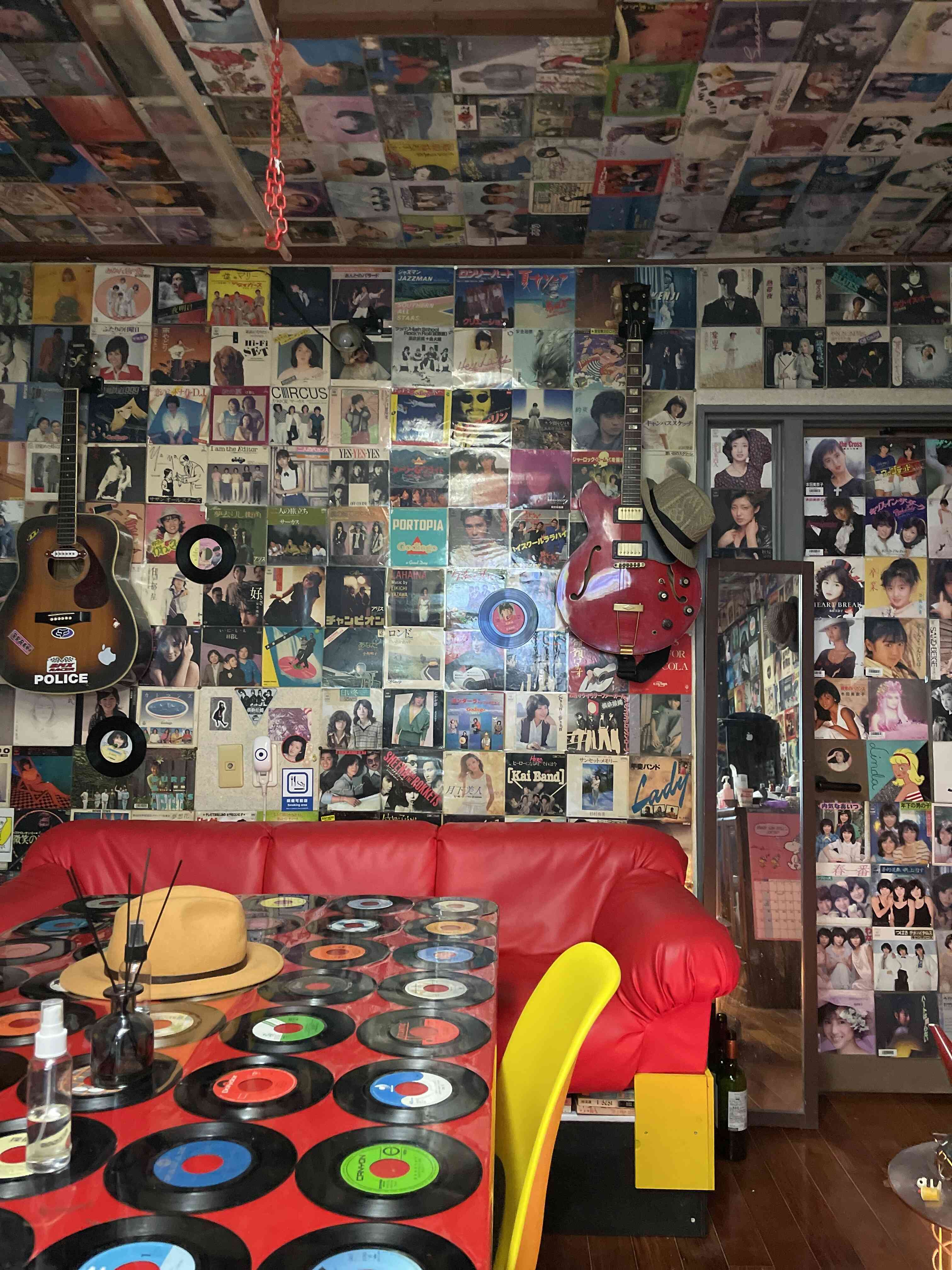 洋楽・邦楽のロック・フォーク・ポップス・歌謡曲 etc 部屋。
どの部屋も、レコードジャケットが壁・天井にびっしり。