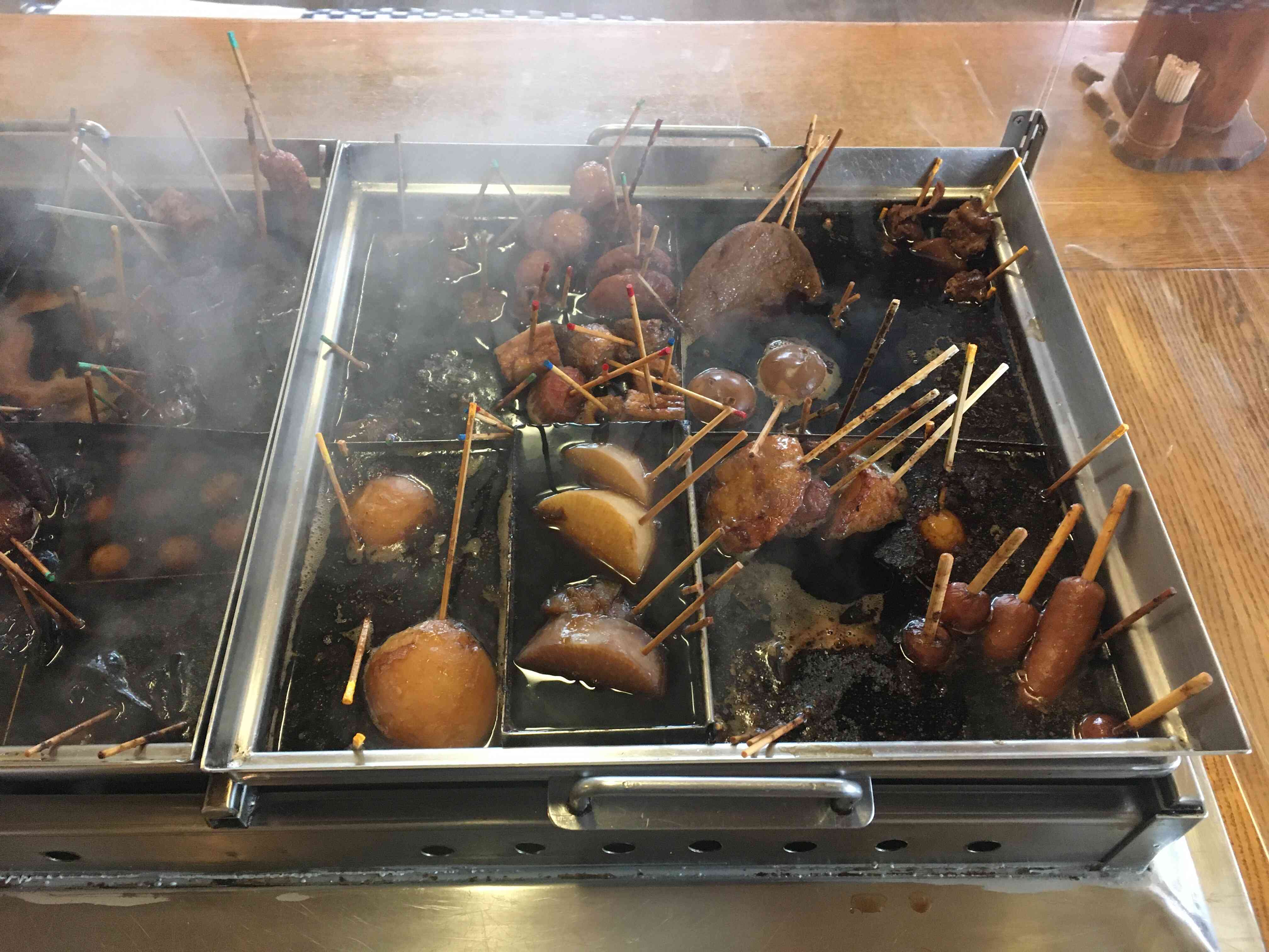 店内中央にあるおでん鍋には　常時30種類以上のネタが串に刺さって熱々です。