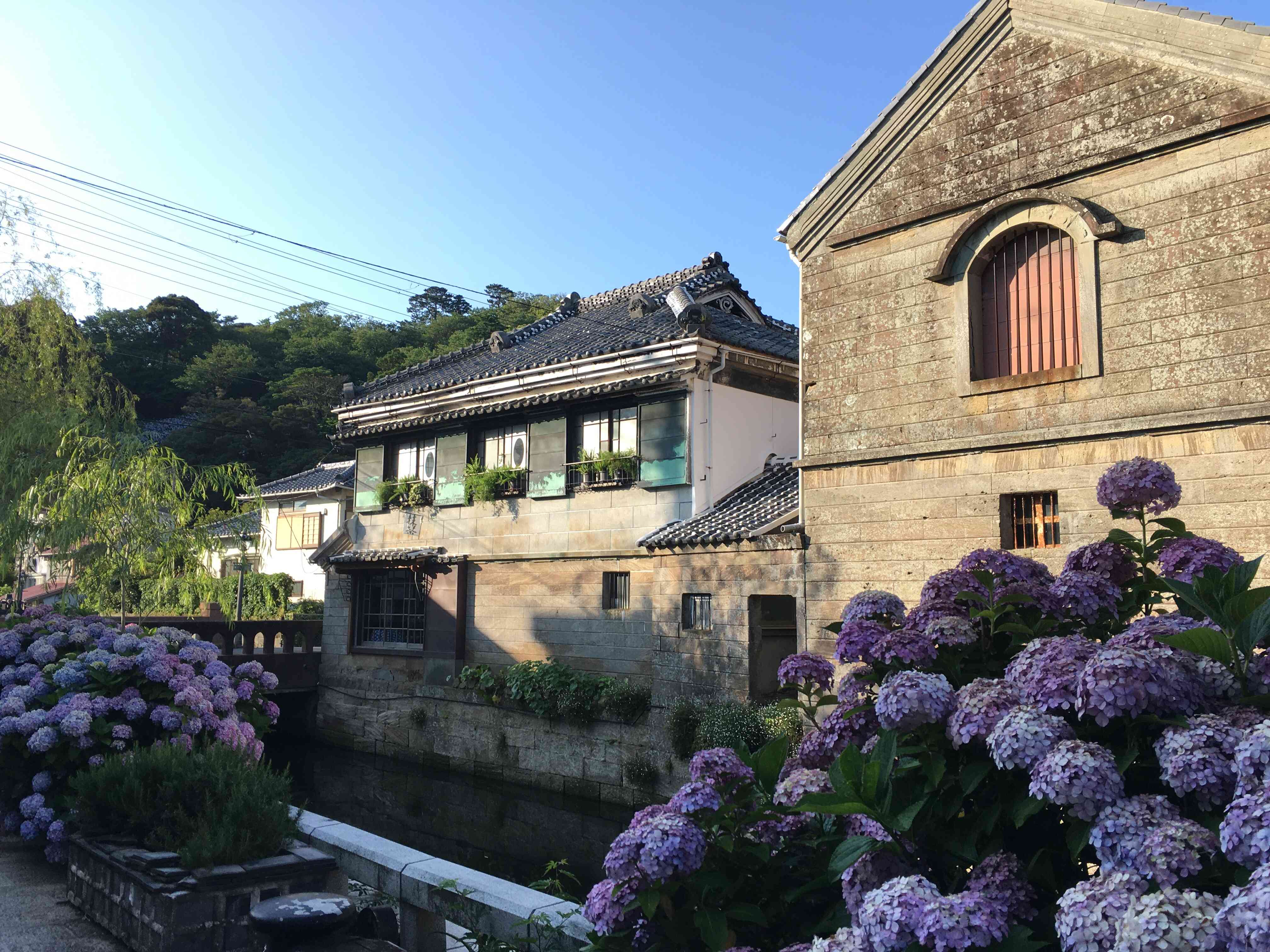 弥治川のたもとに立つ草画房