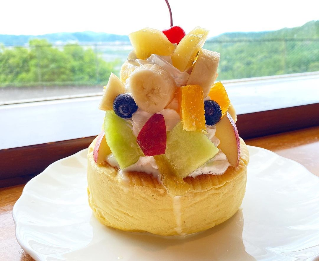年中あります。
季節によりフルーツがかわる場合がありますが、こちらも、大人気の
富士山フルーツパンケーキです