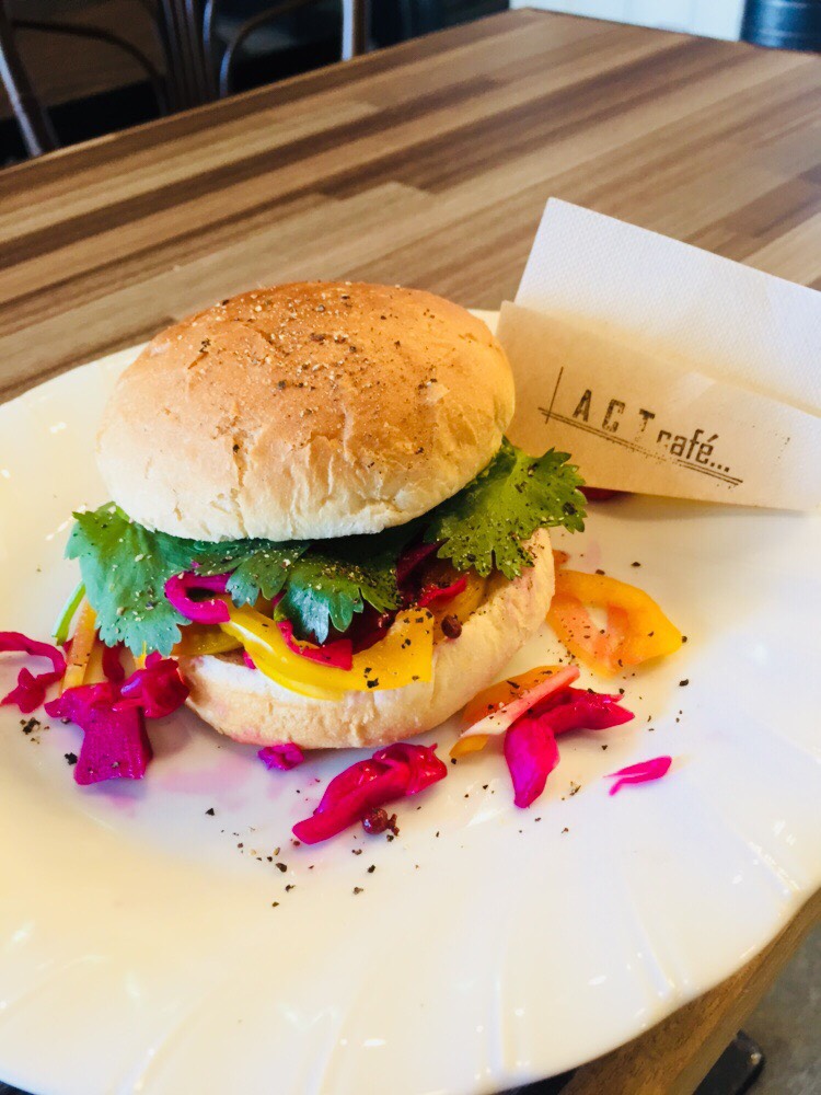 看板メニューのACTバーガー
※写真はイメージです。
