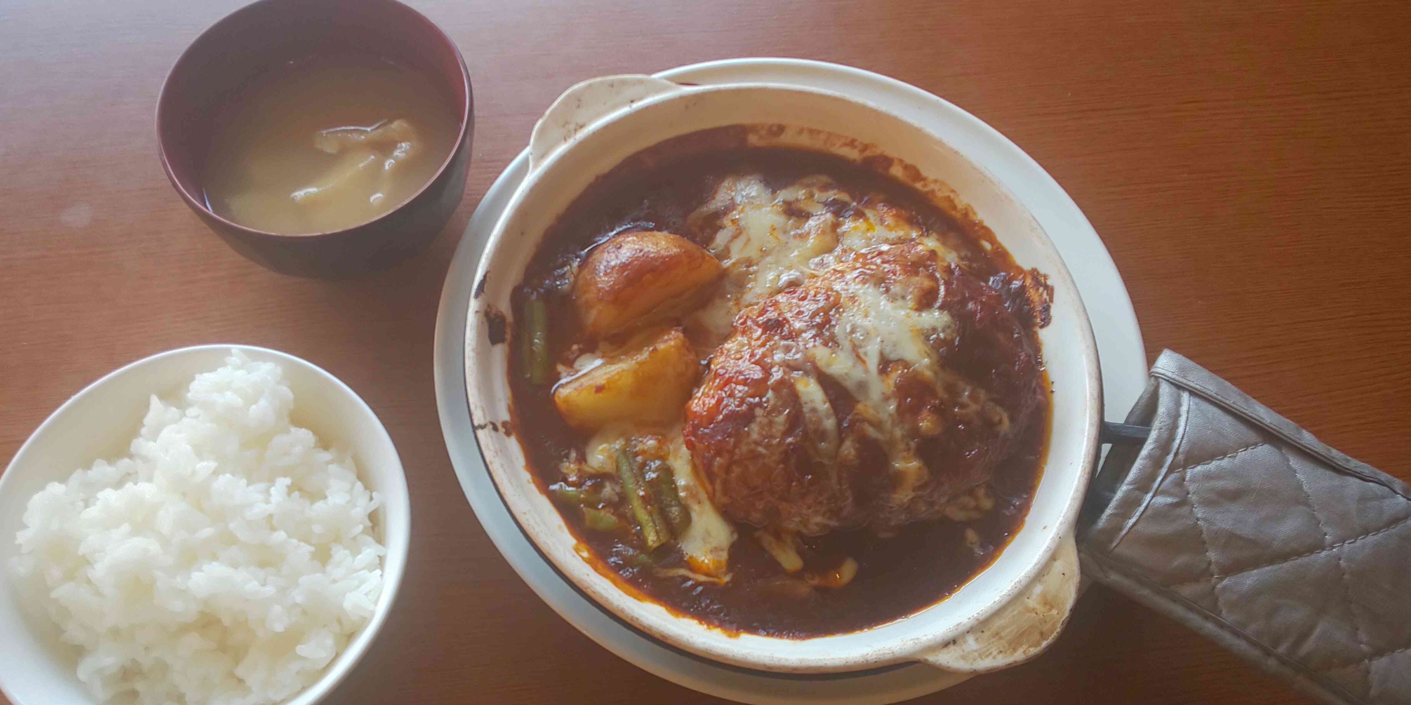 当店自慢の煮込みハンバーグ