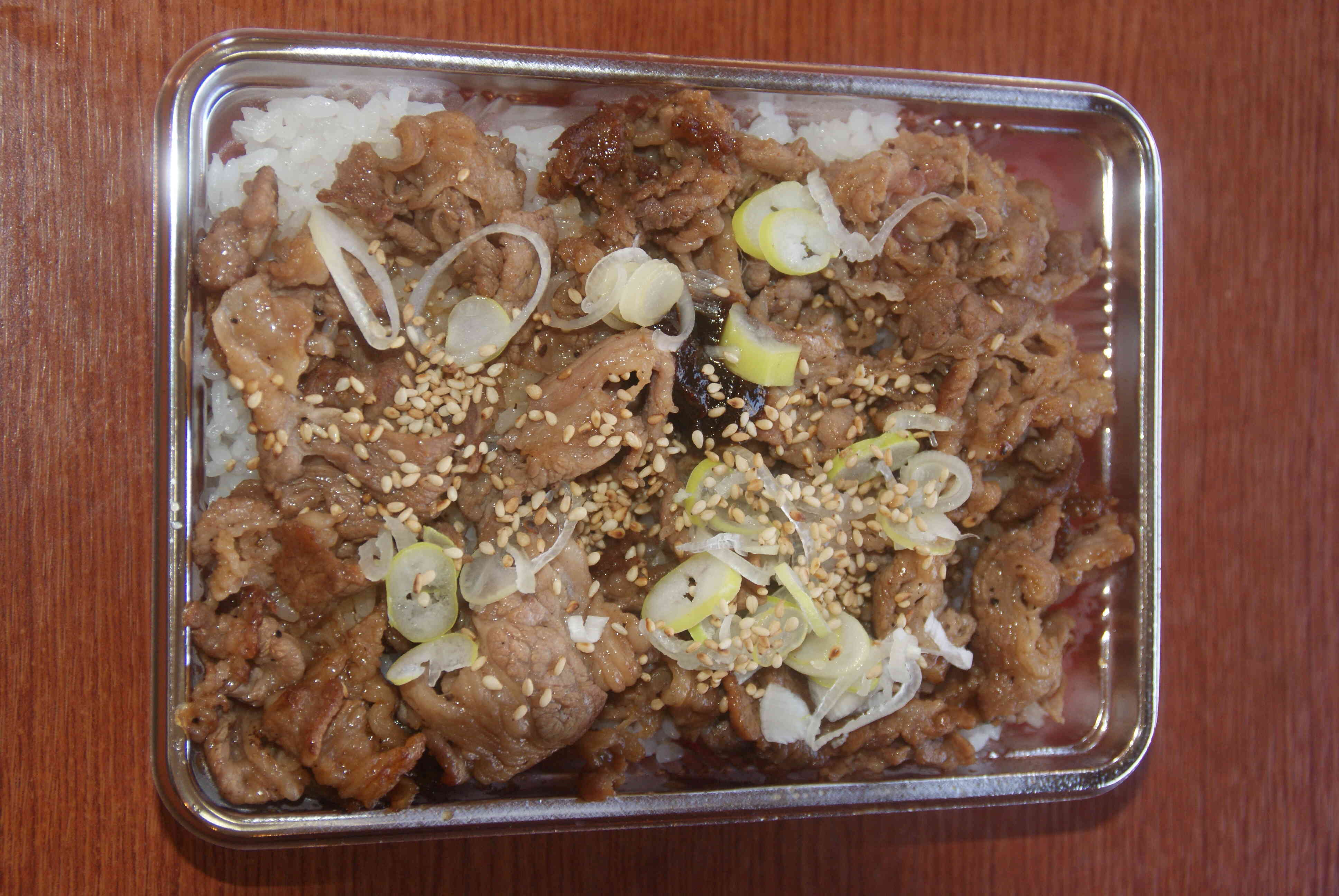TAKEOUTメニュー、牛カルビ丼弁当
