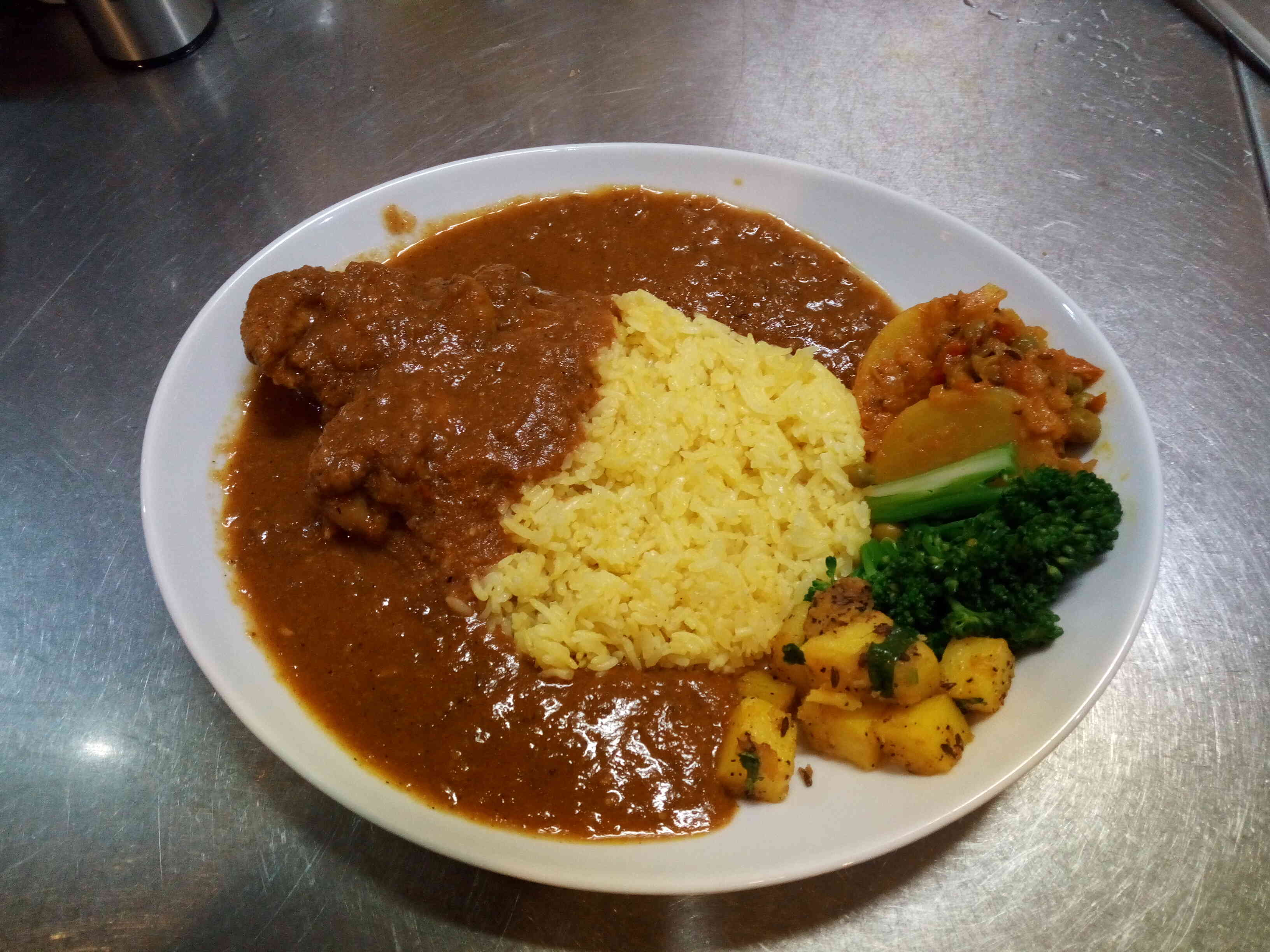 北インド風骨付きチキンカレー。
季節の野菜のスパイス炒めとどうぞ。