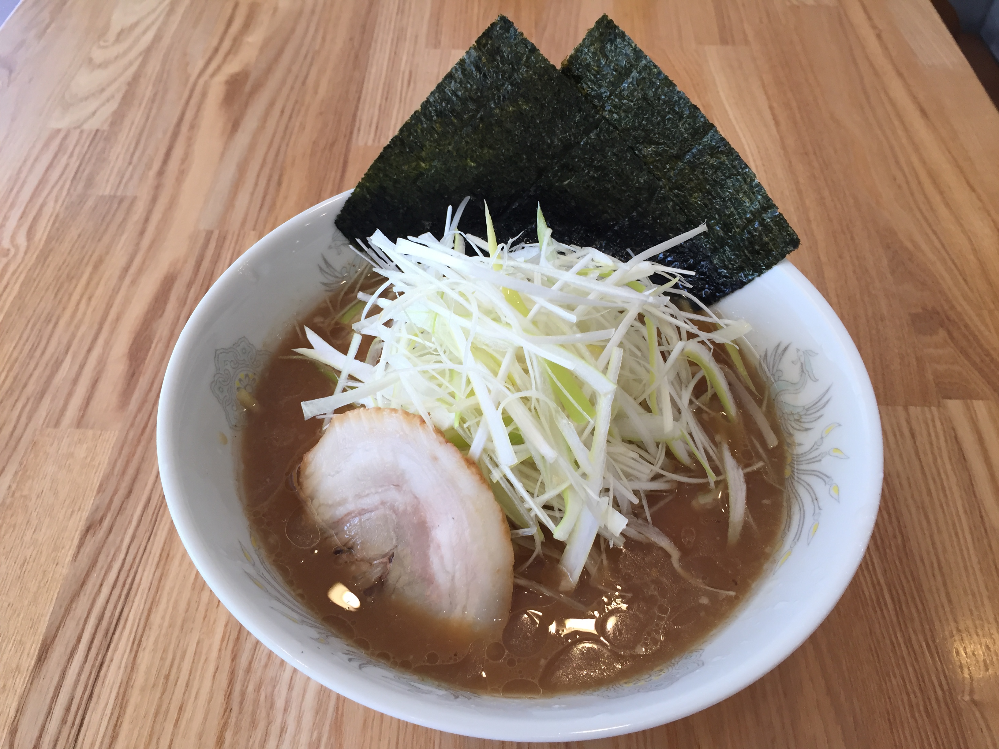 一番人気メニューの醤油ネギラーメン