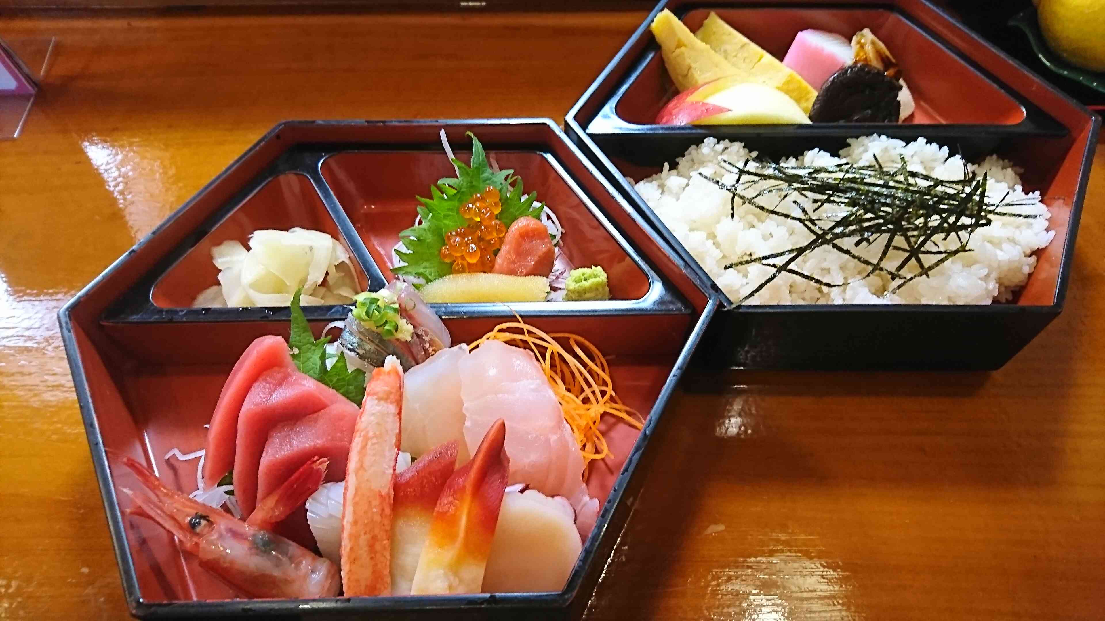 人気の二段重ちらし寿司。
