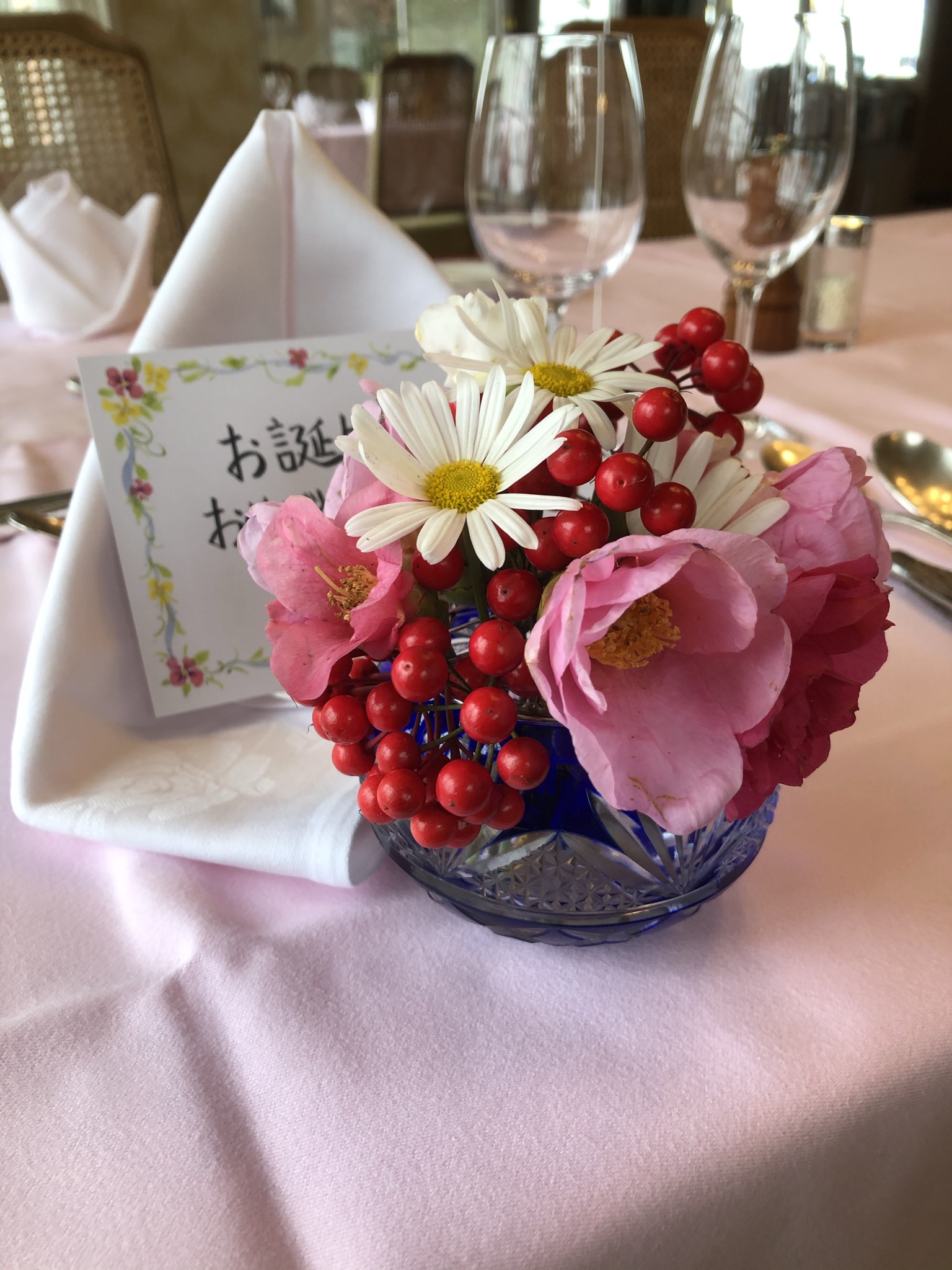 お誕生日や結婚記念日、長寿のお祝い。大切なお祝いのご会食に好評です。個室風のお席もございます。