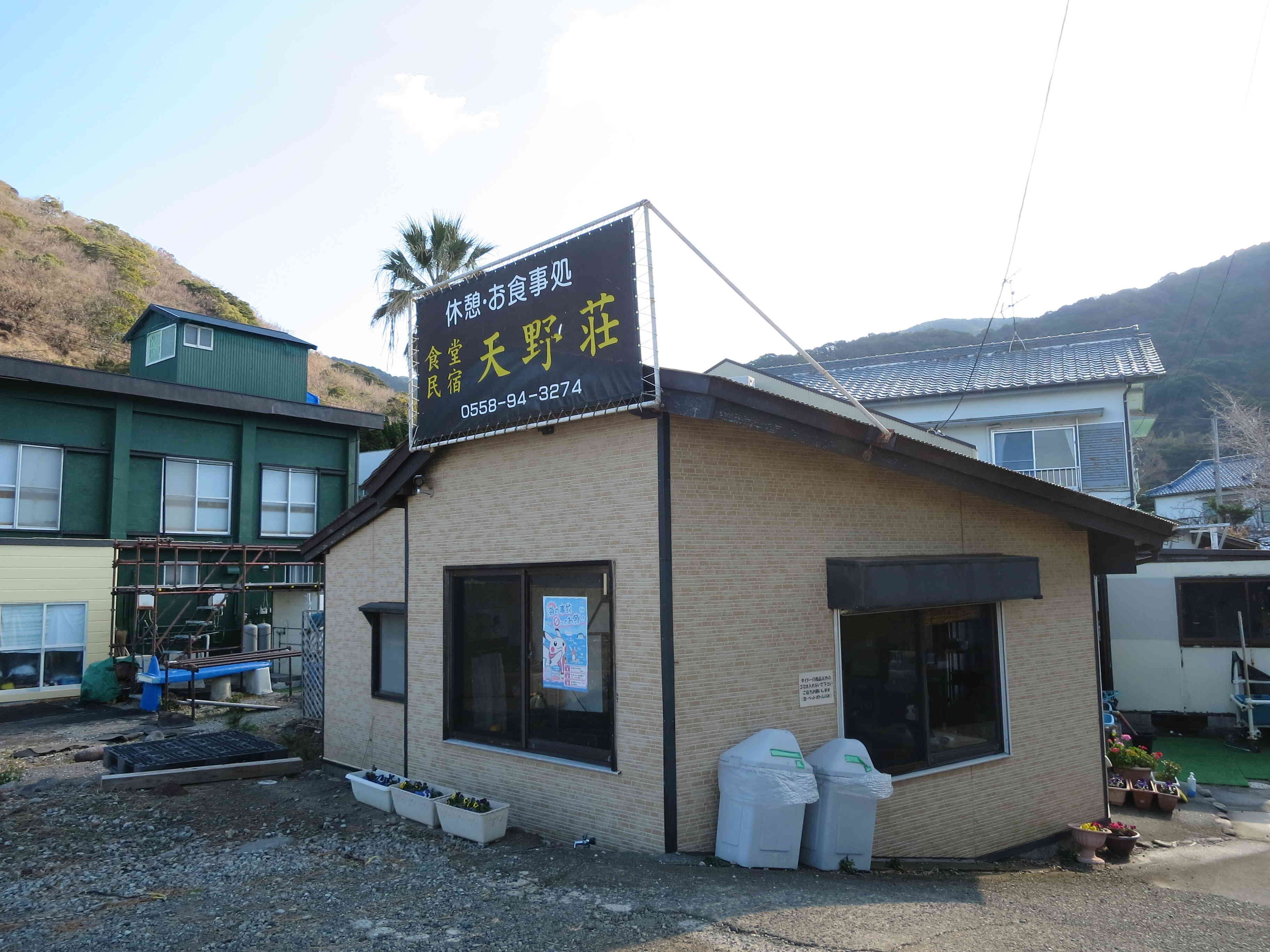 こじんまり小さな浜辺の食事処