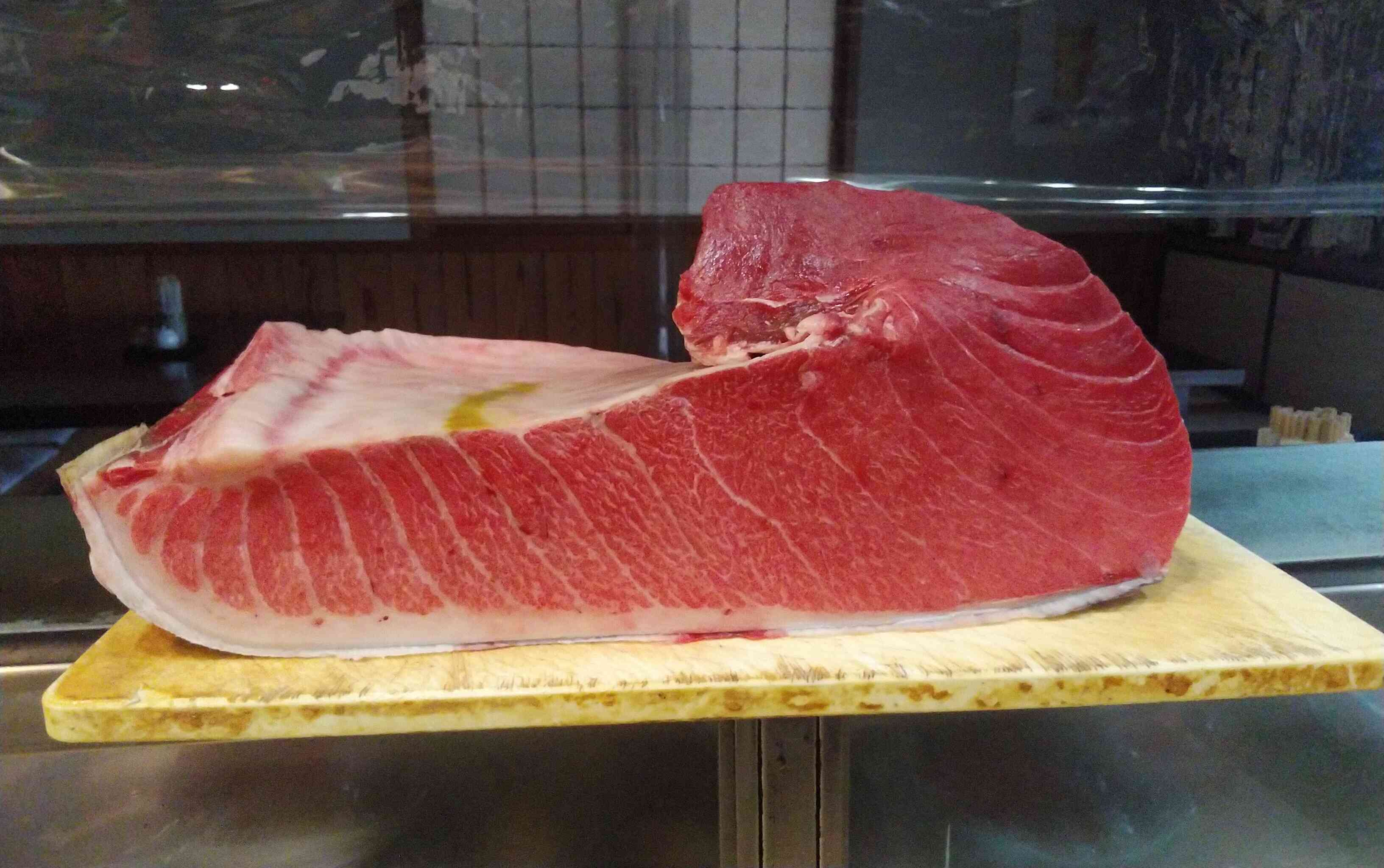 可能であれば生の本マグロも買います。夏はミナミマグロも使います。産地は時期により変わりますが。無いときは冷凍も併用します。基本は天然です。因みに僕がカウンターに入ってからは天然しか使ったことがありませんが。
