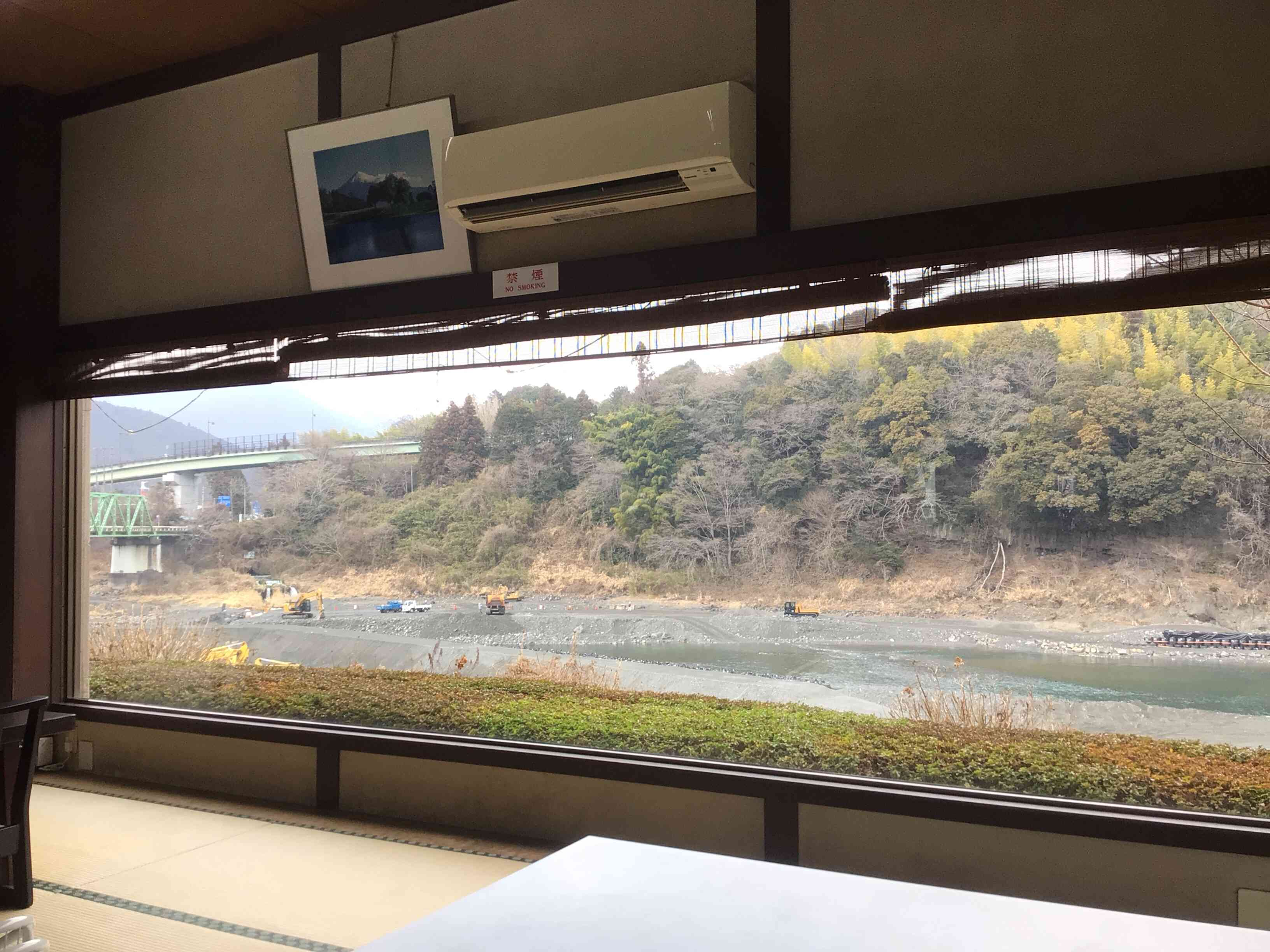 大窓から見える富士川です。
春の新緑、夏の澄み切った水、秋の紅葉、冬の雪景色。
四季折々の景色と料理をお楽しみ下さい。