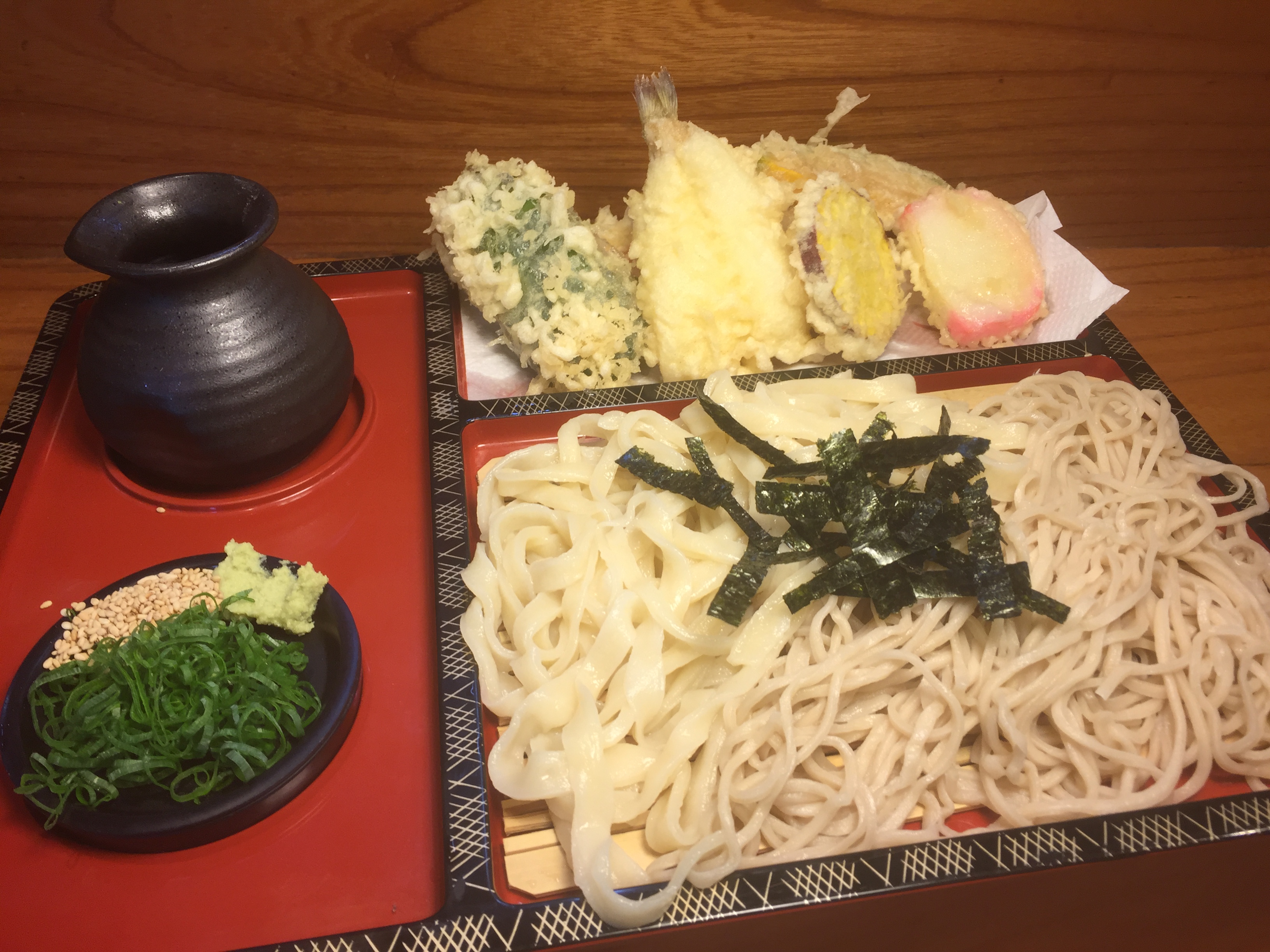 当店1番人気の合い盛り天ざるです。
そば、うどん半分ずつ、季節の野菜と魚介の天ぷら7種盛りです。