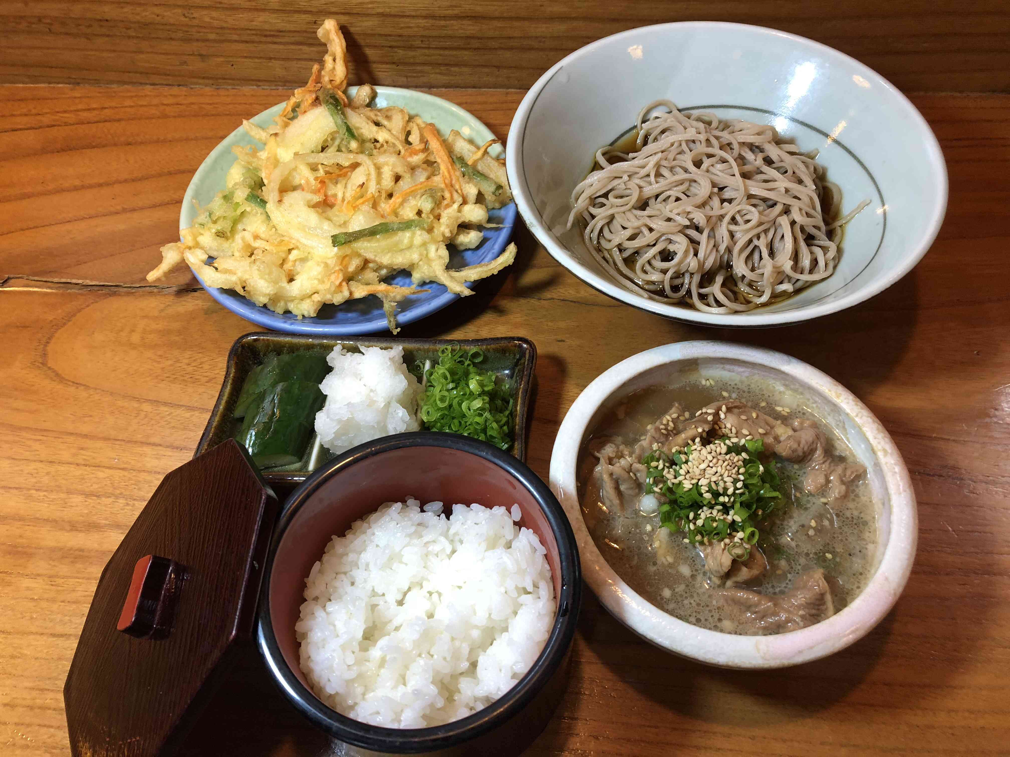 当店平日2番人気のそば定食です。うどんもできます。
大きなかき揚げ、名物のもつ煮、が付いたボリュームのある定食です。