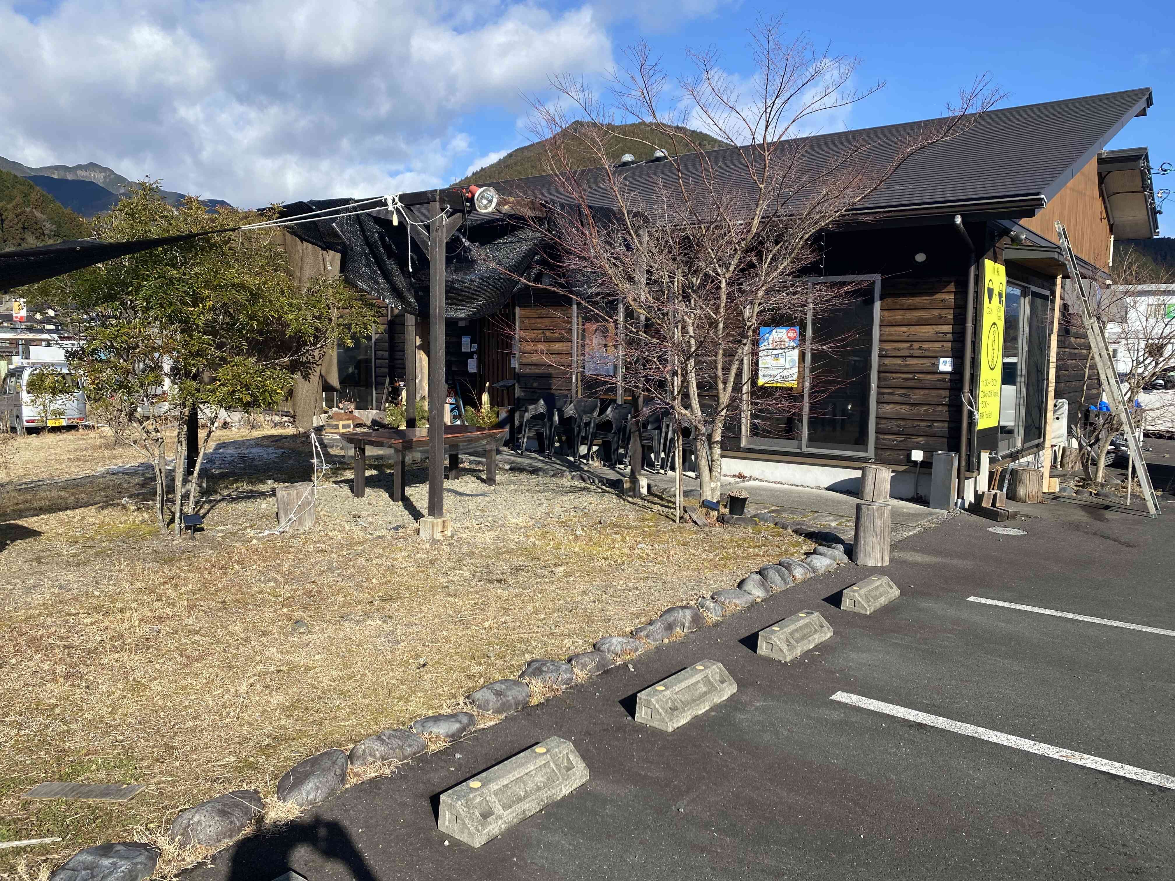 駐車場30台　テラスちゃんでは、ワンコと一緒にお食事ができます。