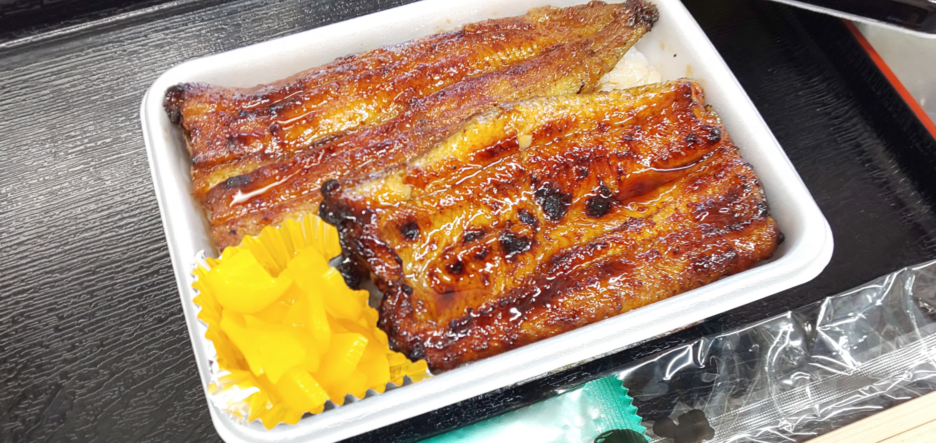 『鰻弁当』
肉厚でふっくらと焼き上げた鰻弁当。
ご自宅でもお楽しみください。