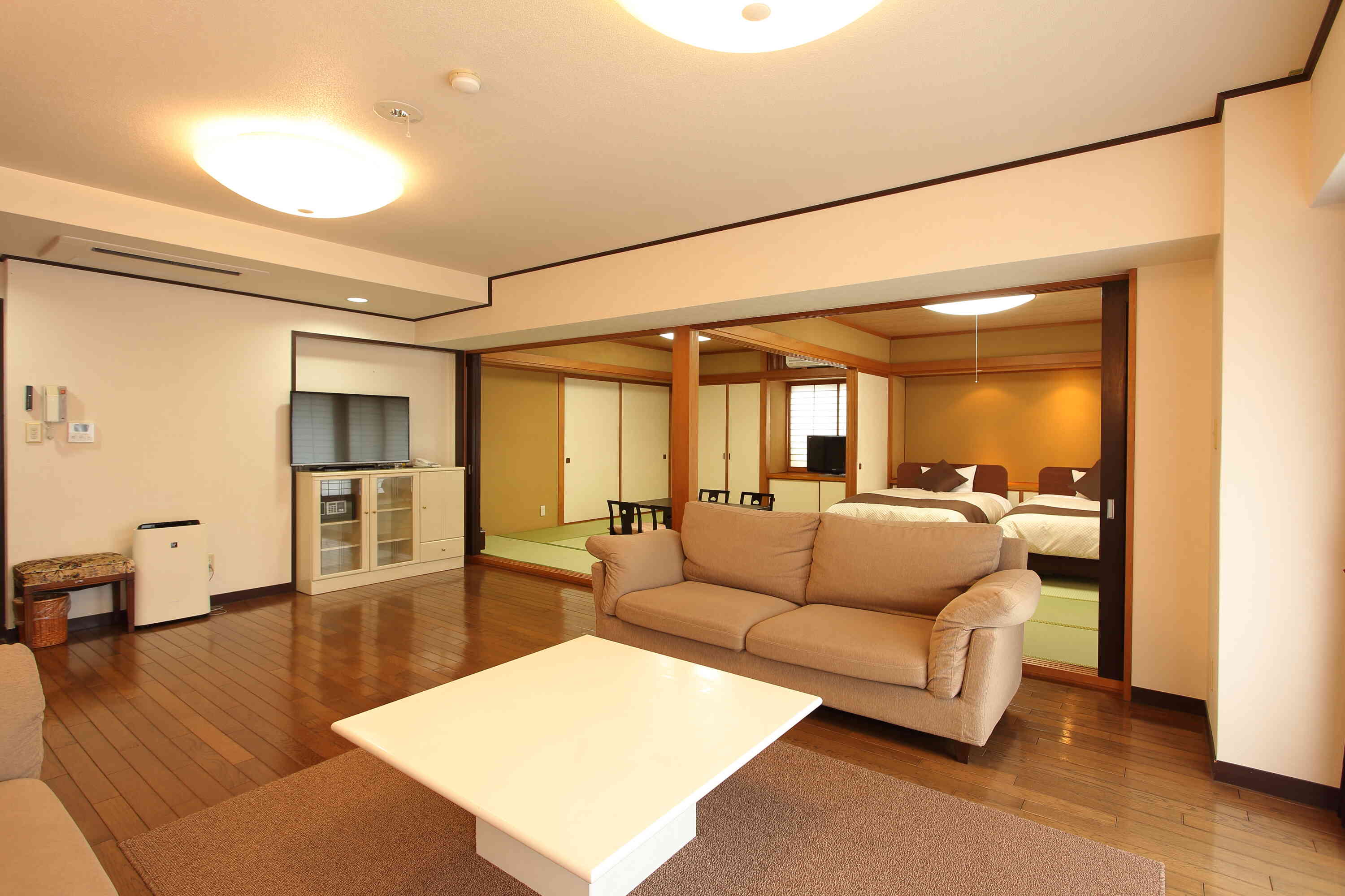 当館の自慢は63平米以上のゆったりした和洋室。