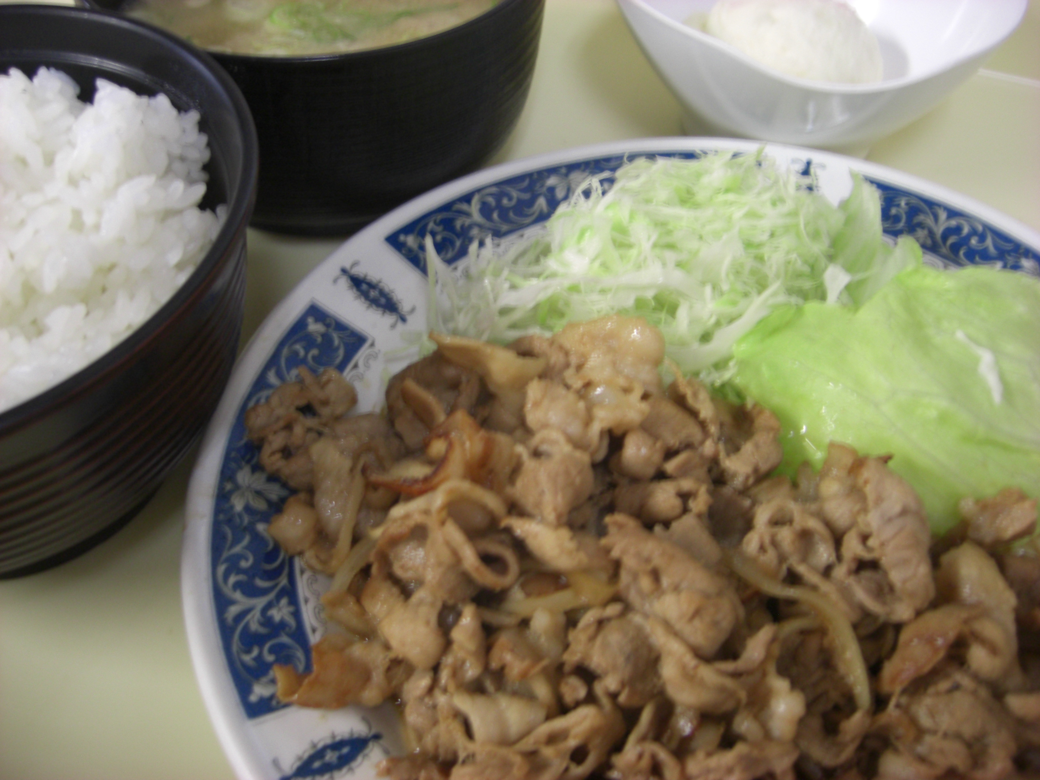 大人気　トントロ焼肉定食　810円(税込)　ご飯、豚汁おかわり無料。