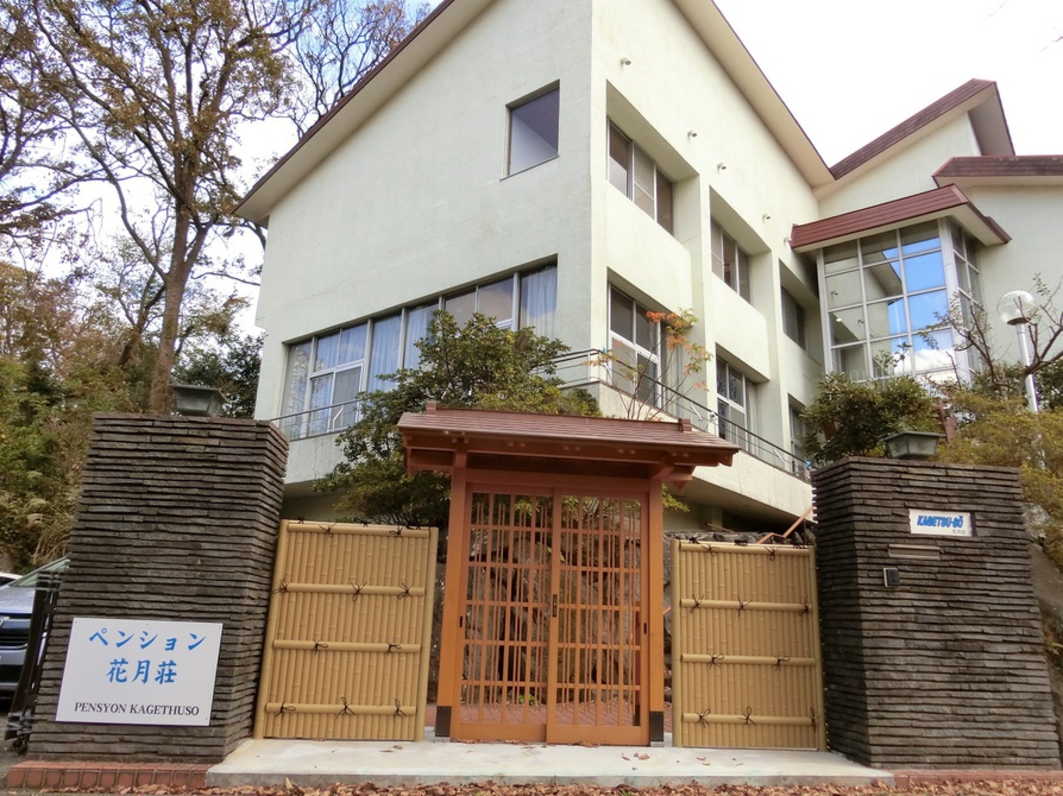 お泊りいただける皆さんを、格調高い日本風の門構えがお迎えいたします。格子戸をあけると、貴方のプライベート別荘ライフの始まりです。