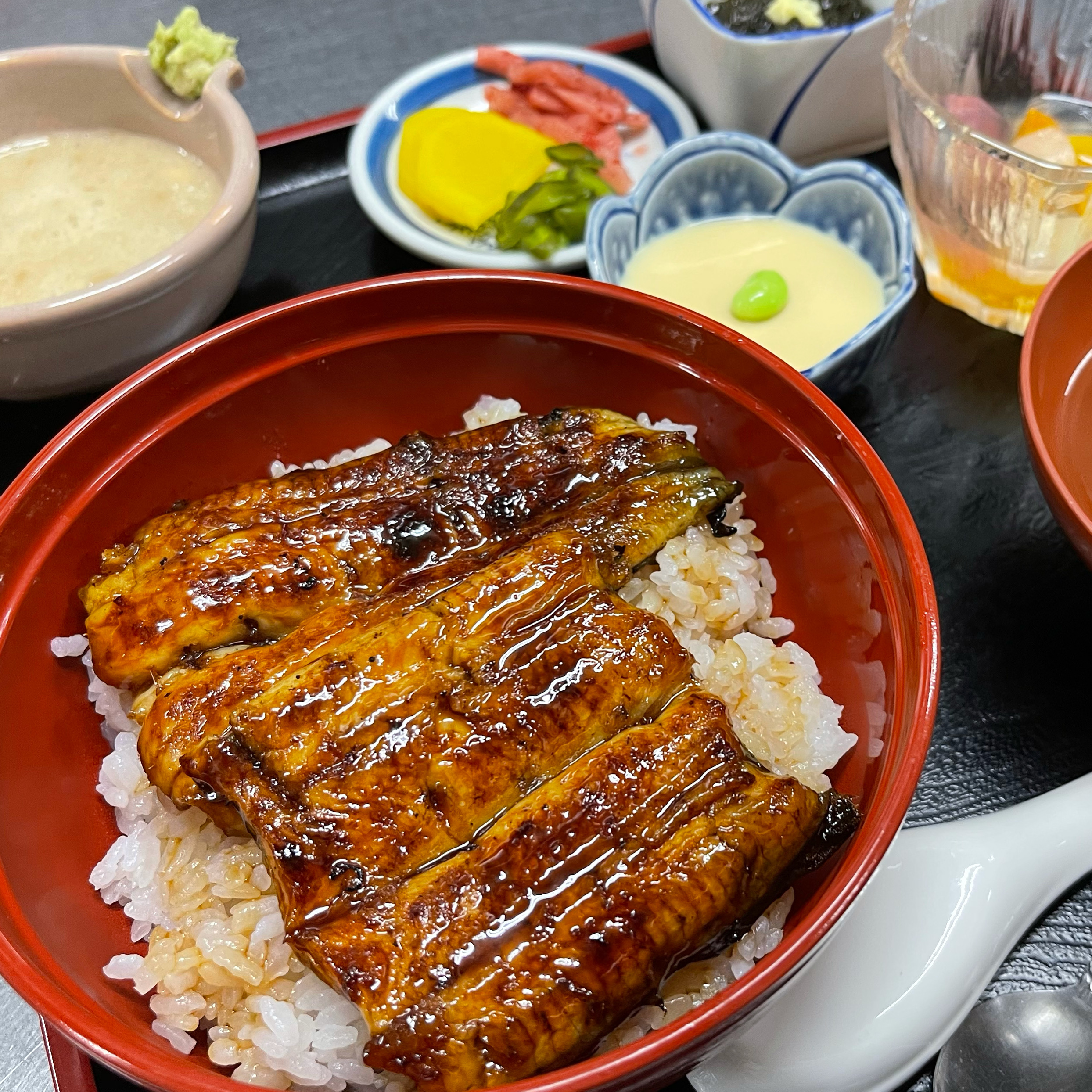 オリジナル新商品
タレ鰻獣(たれまんじゅう)
鰻のタレを皮に練り込んだ薄皮饅頭