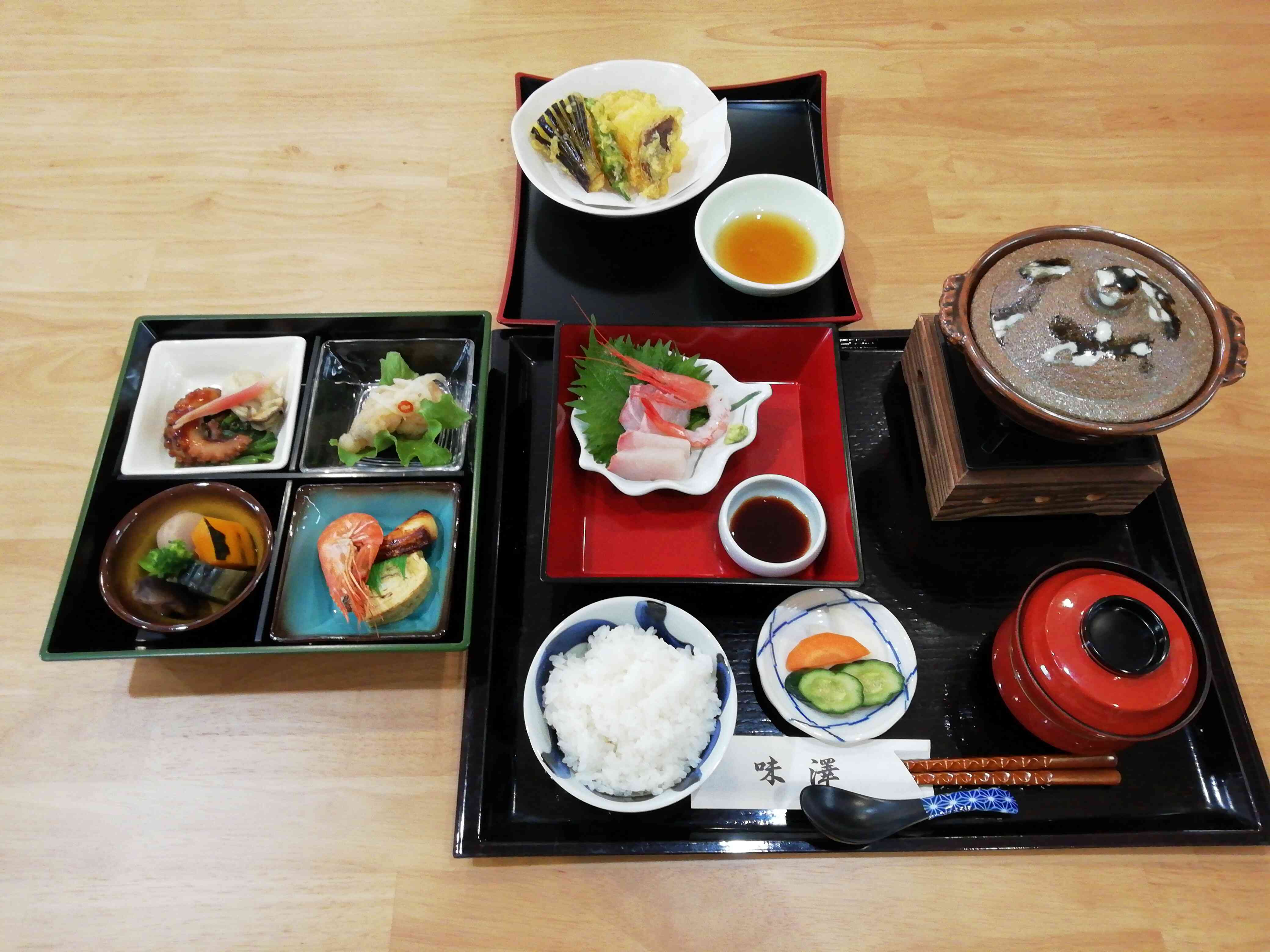 『味澤玉手箱』亭主お任せの刺身、天ぷら、どて煮、日替わり小鉢セット、ご飯、味噌汁、デザート　税込1500円