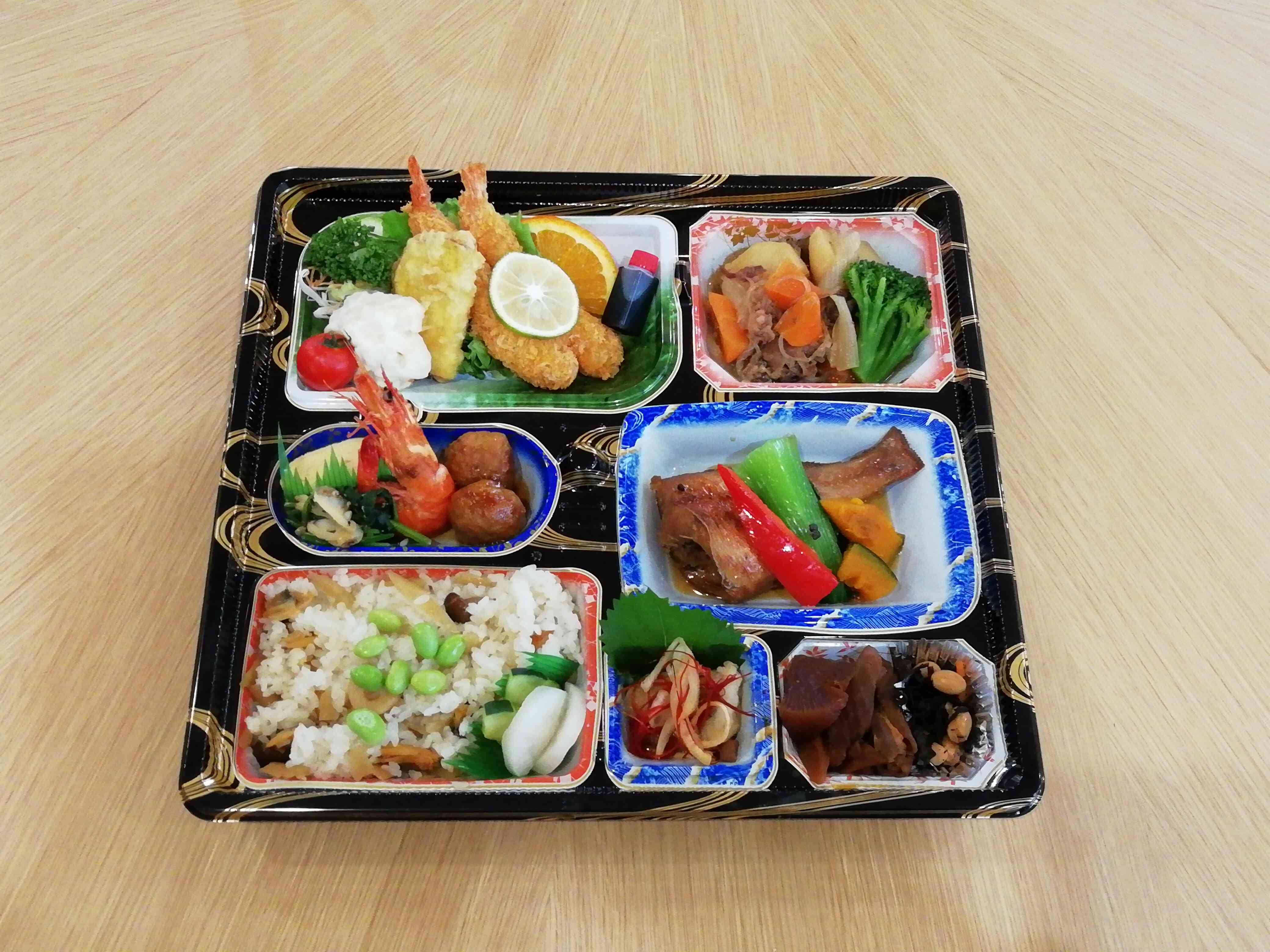 仕出し料理例　税込2500円　他にもご予約内容に合わせてお作りします。