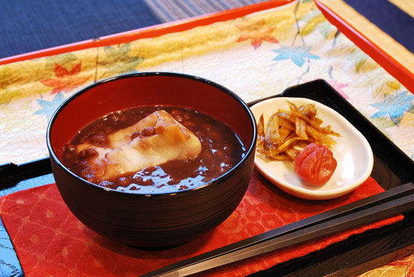 「田舎しるこ」
冬は暖かいお餅入り、夏は凍らせて汁粉が入ってます。