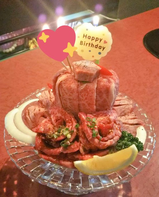 誕生日は、肉ケーキでお祝い
