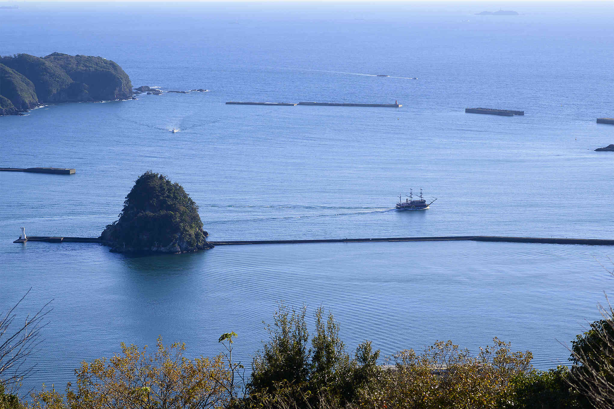 テラス席からはご覧の通りの絶景。中央に見える船は下田港から運航している遊覧船「サスケハナ号」。