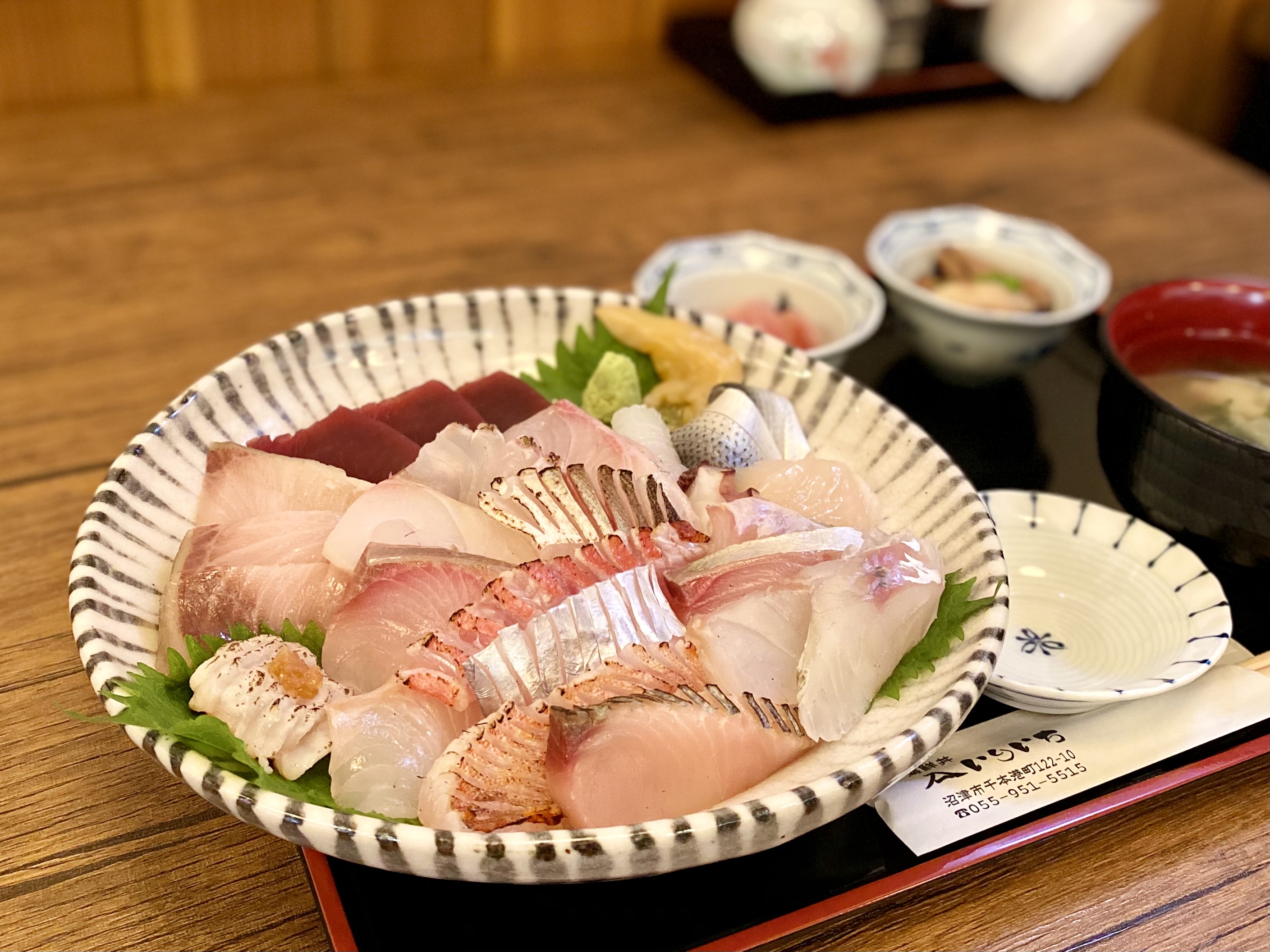 20種類の天然魚を贅沢に全てのせた、海鮮丼「極」