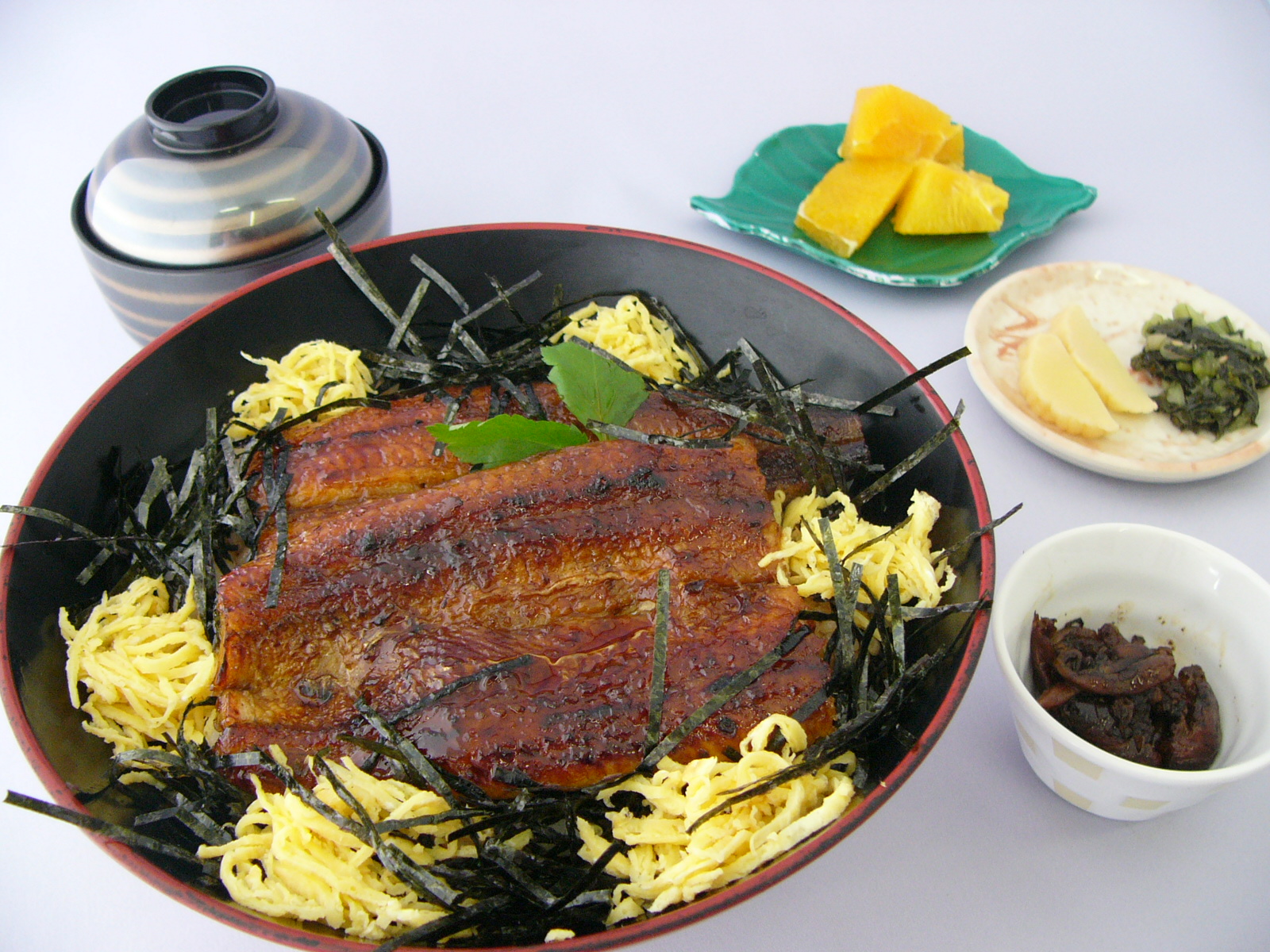 秘伝のタレがきいた大きな蒲焼きが丸ごと一本、まわりに、錦糸玉子と刻み海苔がアクセントになっています。