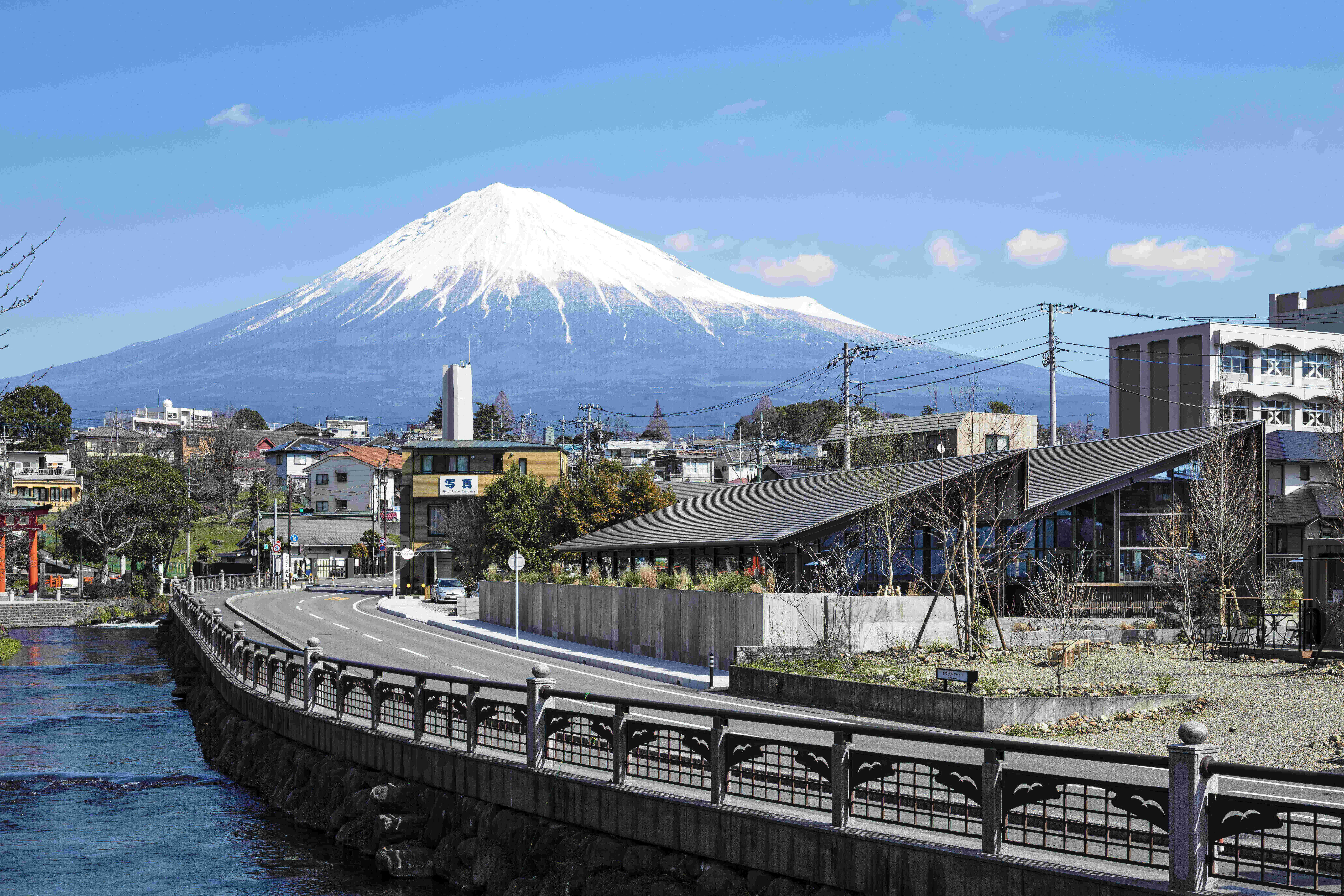 富士信仰の中心地として名高い富士山本宮浅間大社の東隣に位置し、開放感のあるガラス張りの店内からは富士山の湧き水が流れる神田川を望むことができます。天気の良い日は川風が心地良いテラス席も人気です。