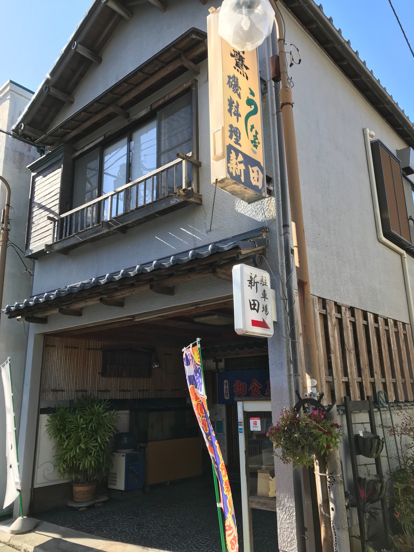 店舗に向かって右隣に専用の駐車場があります。