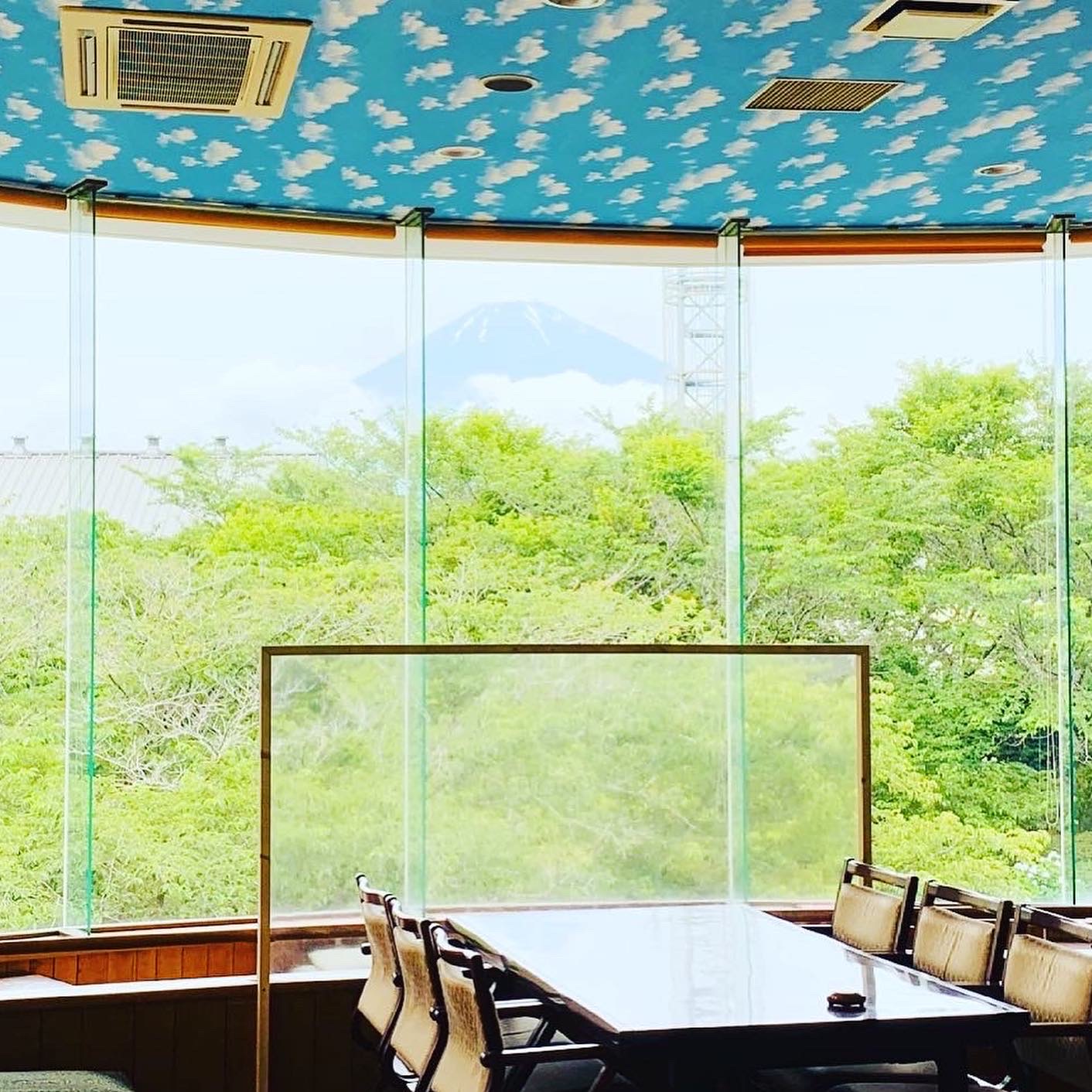 富士山を一望できる日帰り温泉施設のレストランです。　店内の天井に青空が広がっておりますので明るく爽快な気分でお召し上がり頂けます。
