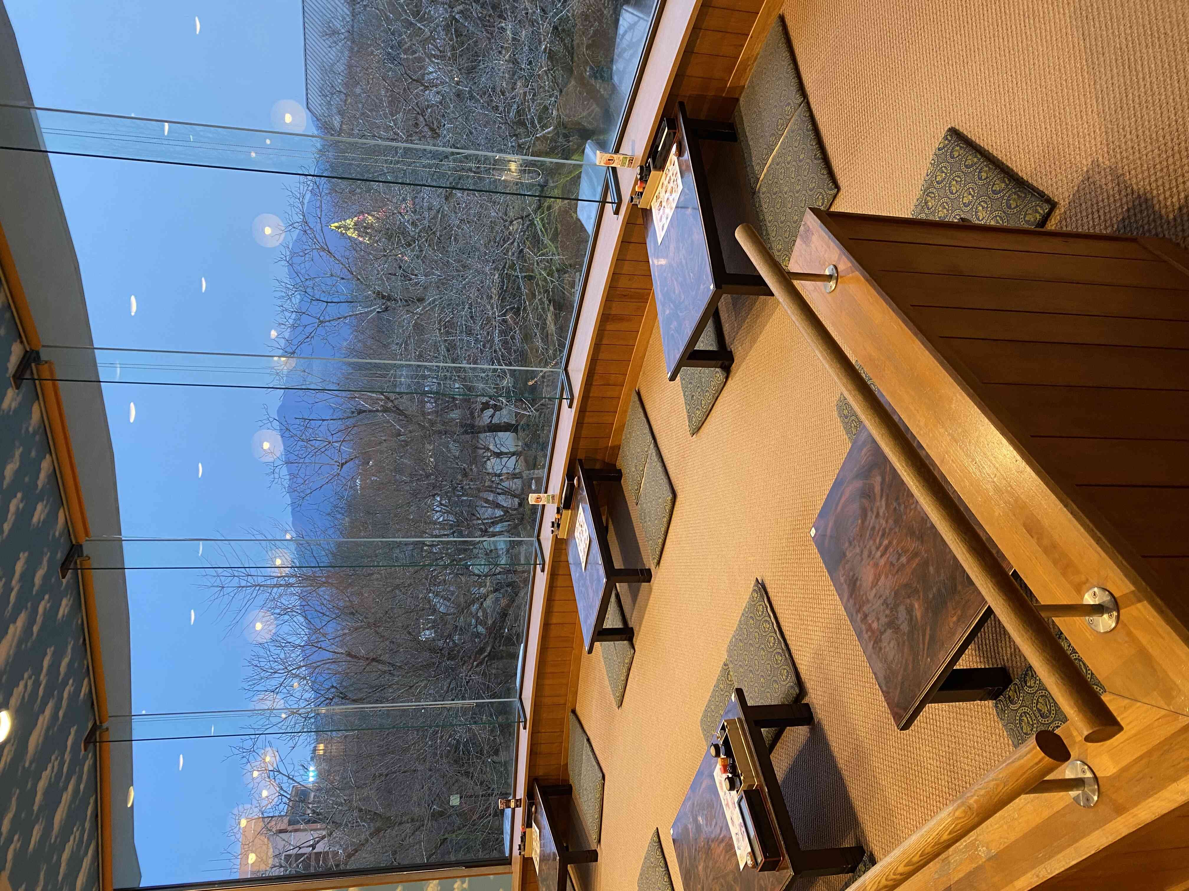座卓テーブルの横は大きな窓！富士山を贅沢に見ながら優雅なひと時をお楽しみ頂けます。