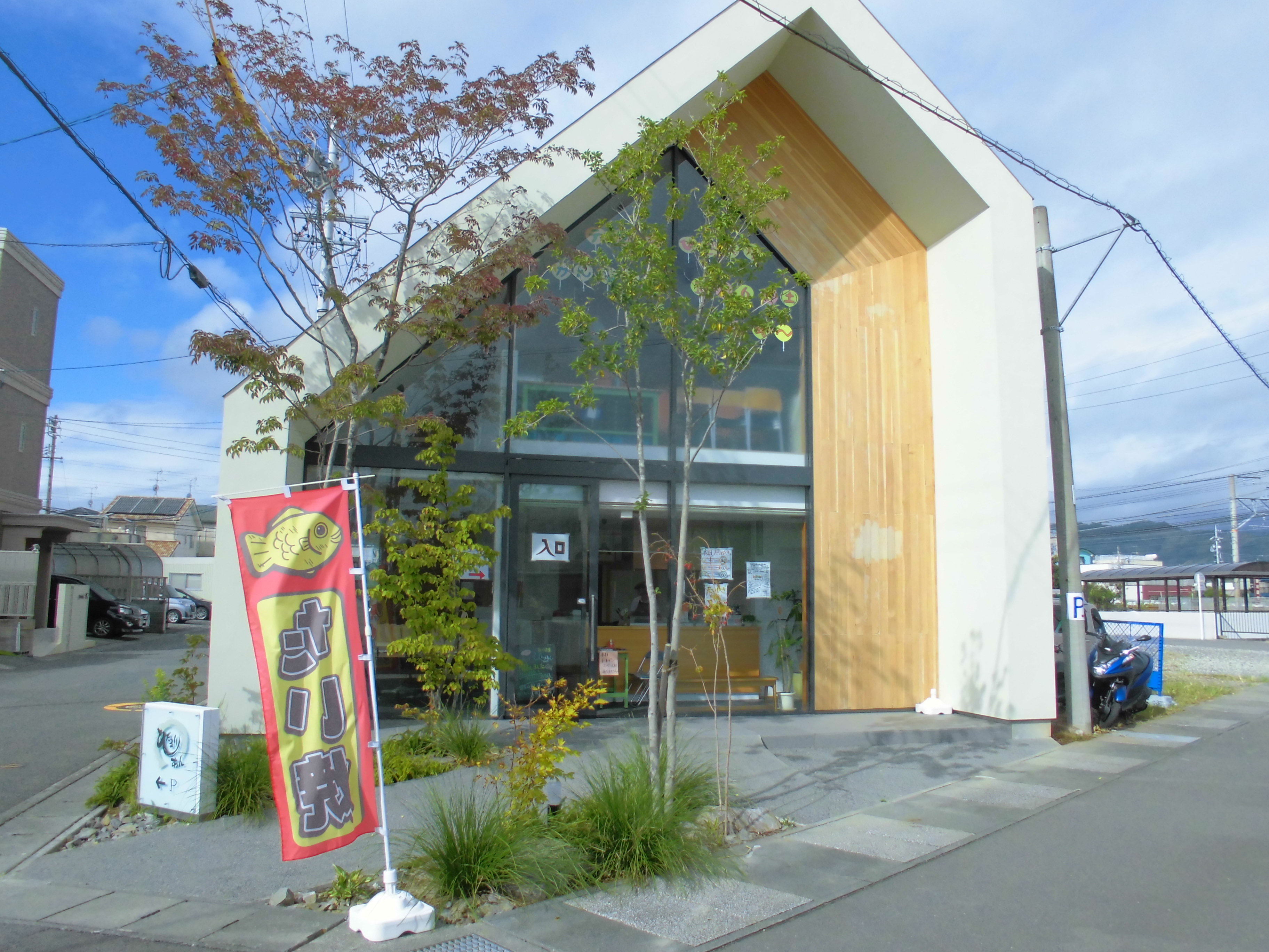 たい焼きを通じて福祉と地域を繋ぐ店を目指しています。障害があるメンバー達が生地を混ぜかっこよく楽しく働いています。いつも笑い声が聞こえるテラス・ひだまりに足を運んでください。