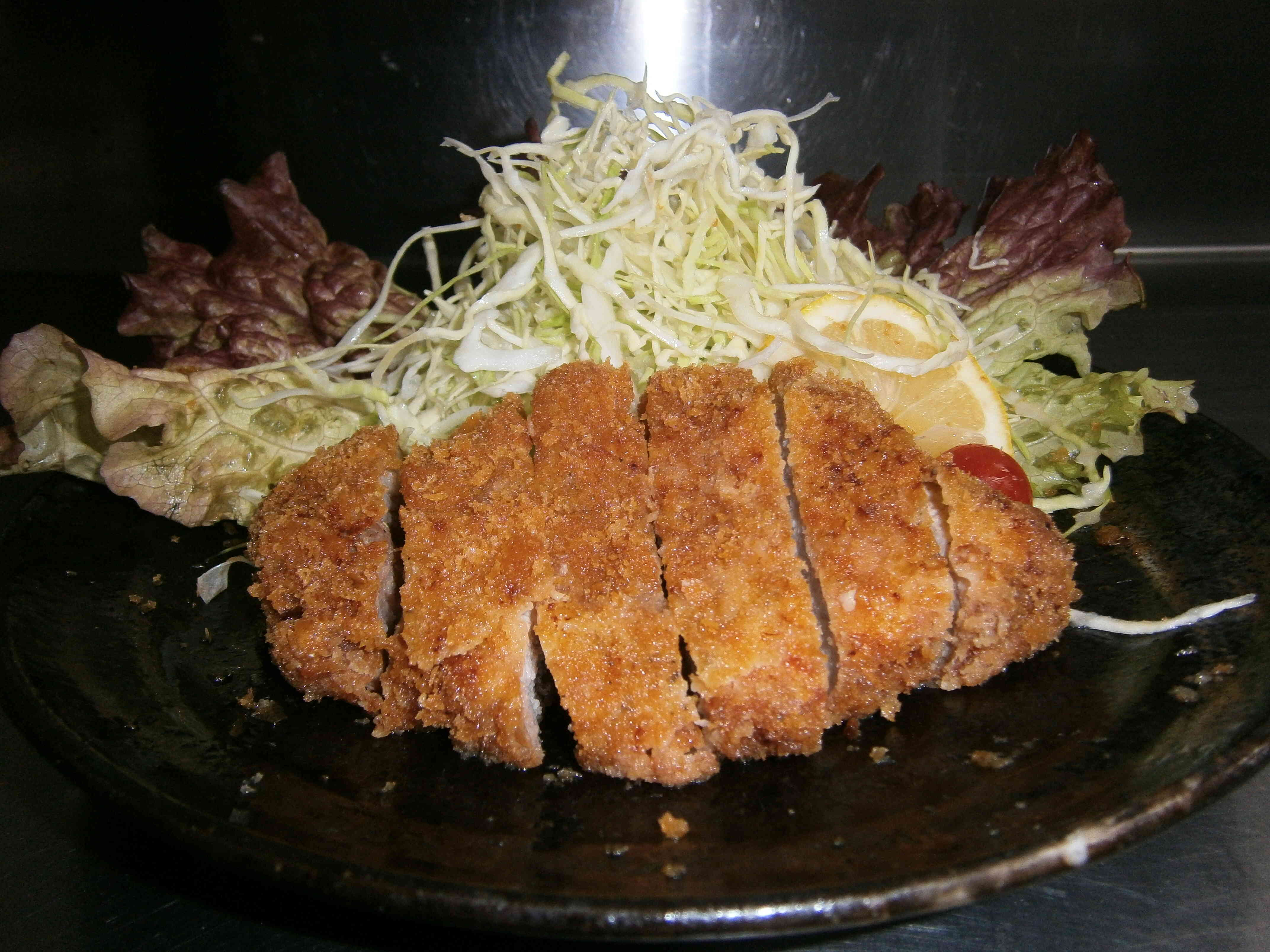 極厚のとんかつをオリジナルのソースで食べて下さい。