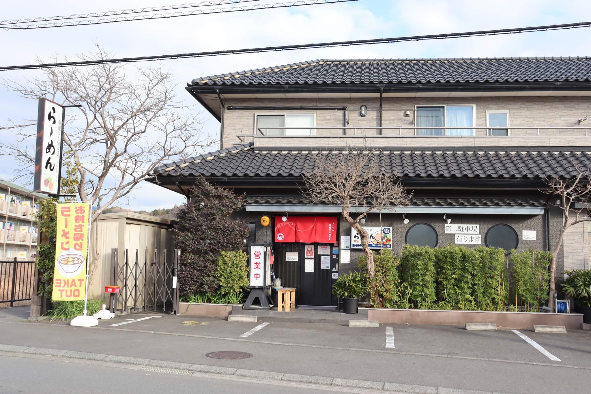 店構えは和風な建物となっております。お店からは富士山が綺麗に見る事が出来ます。